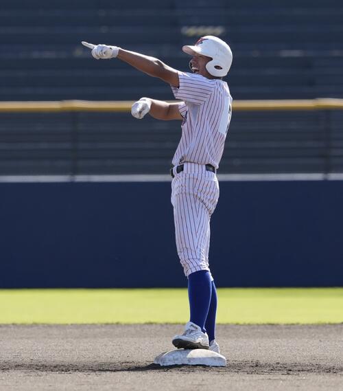 山梨学院対山村学園　7回裏山村学園2死一、二塁、同点適時二塁打を放ち笑顔を見せる松本智司（撮影・小島史椰）