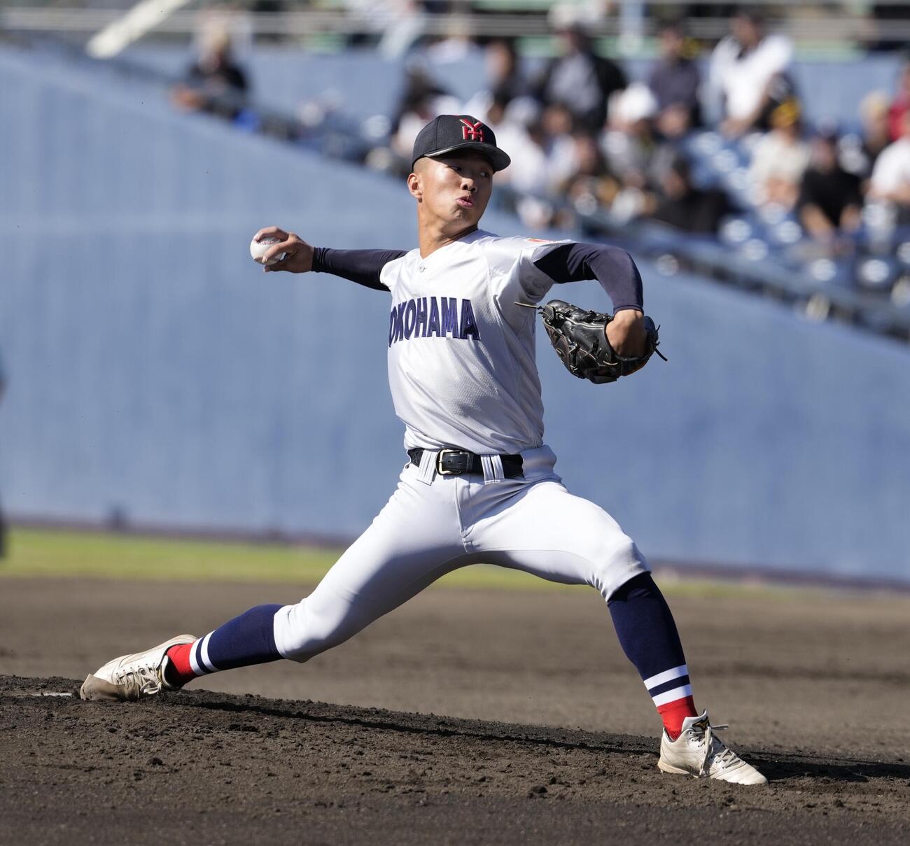 西武台対横浜　力投する先発の横浜・福井那留（撮影・小島史椰）
