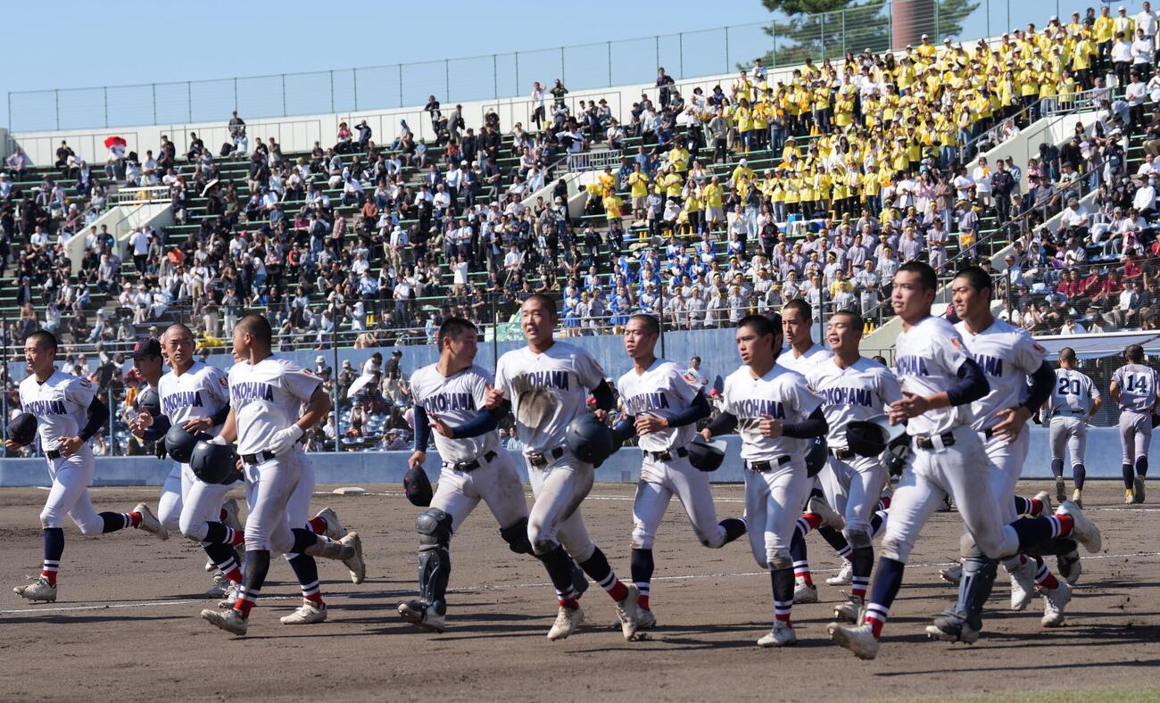 西武台対横浜　西武台に勝利し駆け出す横浜の選手たち（撮影・小島史椰）