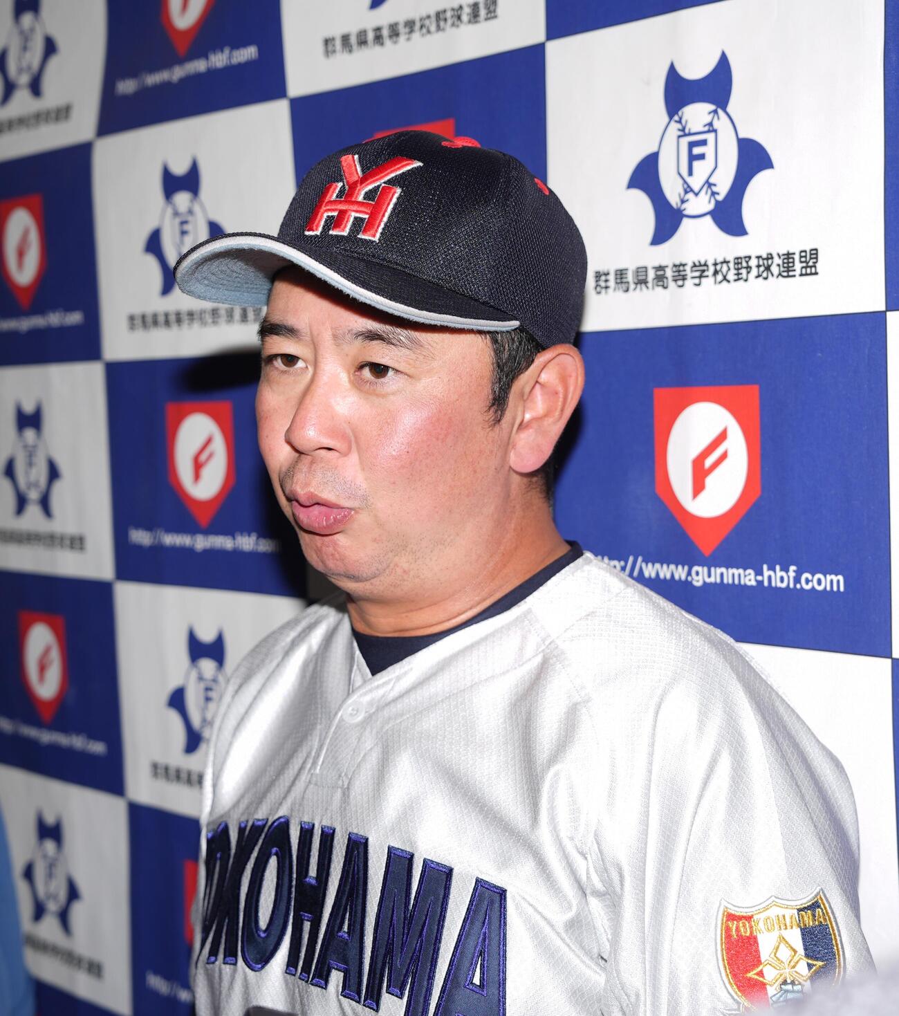 西武台対横浜　西武台に勝利しインタビューに応じる横浜・村田浩明監督（撮影・小島史椰）