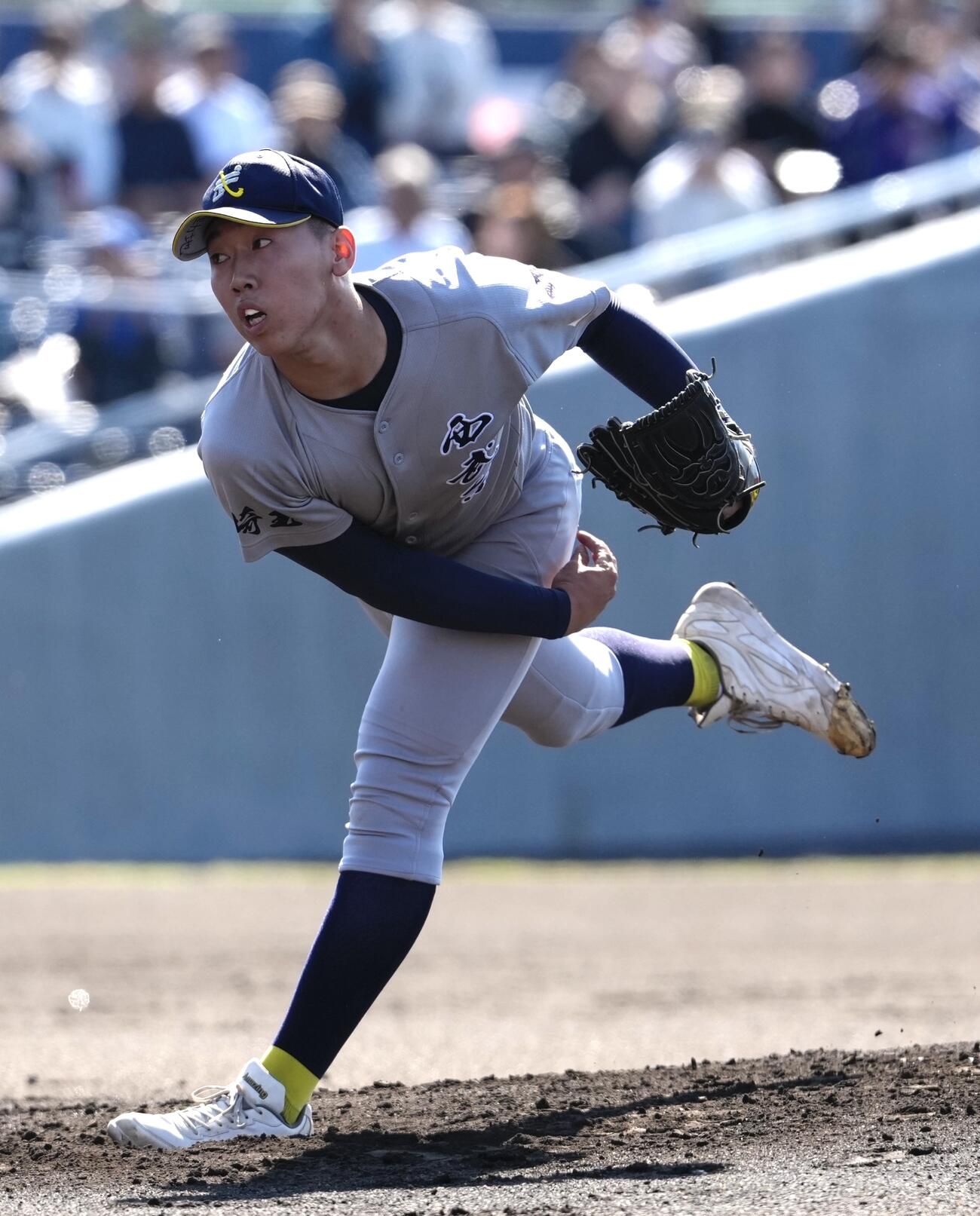 西武台対横浜　力投する先発の西武台・戸田航碧（撮影・小島史椰）