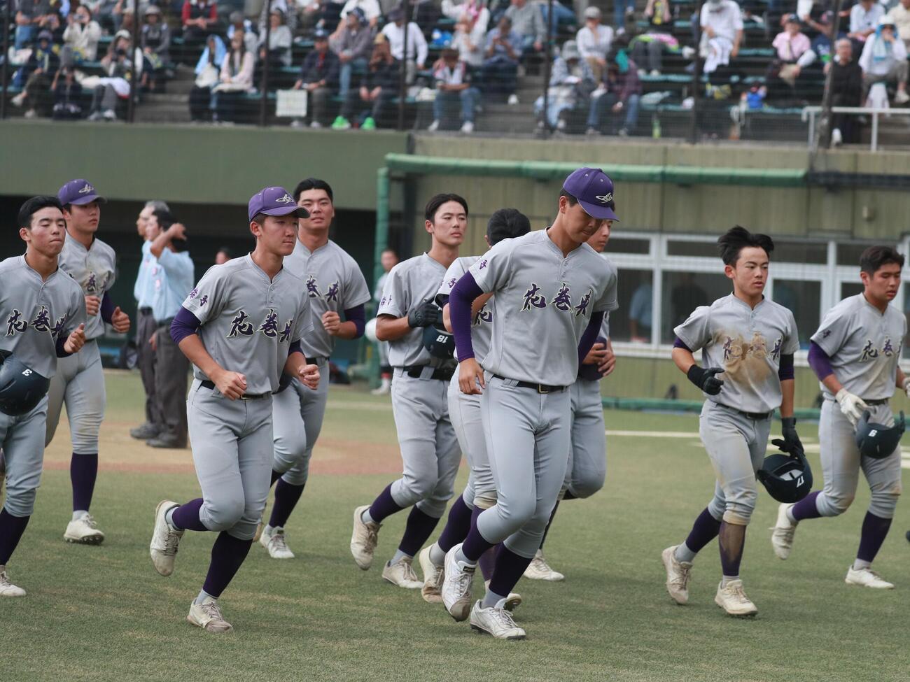 仙台育英対花巻東　準々決勝敗退に悔しさをにじませる花巻東ナイン（撮影・高橋香奈）
