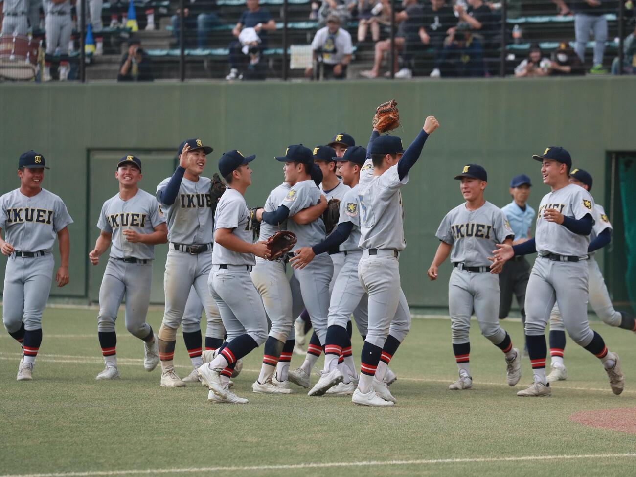 仙台育英対花巻東　準決勝進出を決め、喜び合う仙台育英ナイン（撮影・高橋香奈）