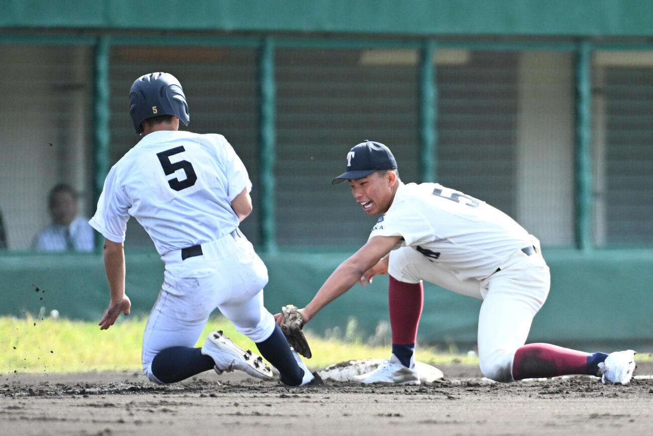 大阪桐蔭対龍谷大平安　2回裏龍谷大平安、三塁走者が飛び出しタッチアウト。三塁手谷口球児（撮影・滝沢美穂子）