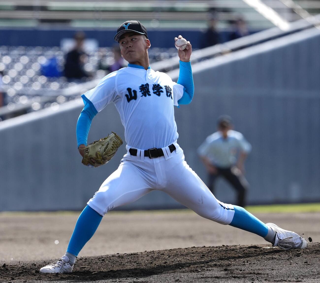 山梨学院対山村学園　力投する先発の山梨学院・渡部瑛太（撮影・小島史椰）