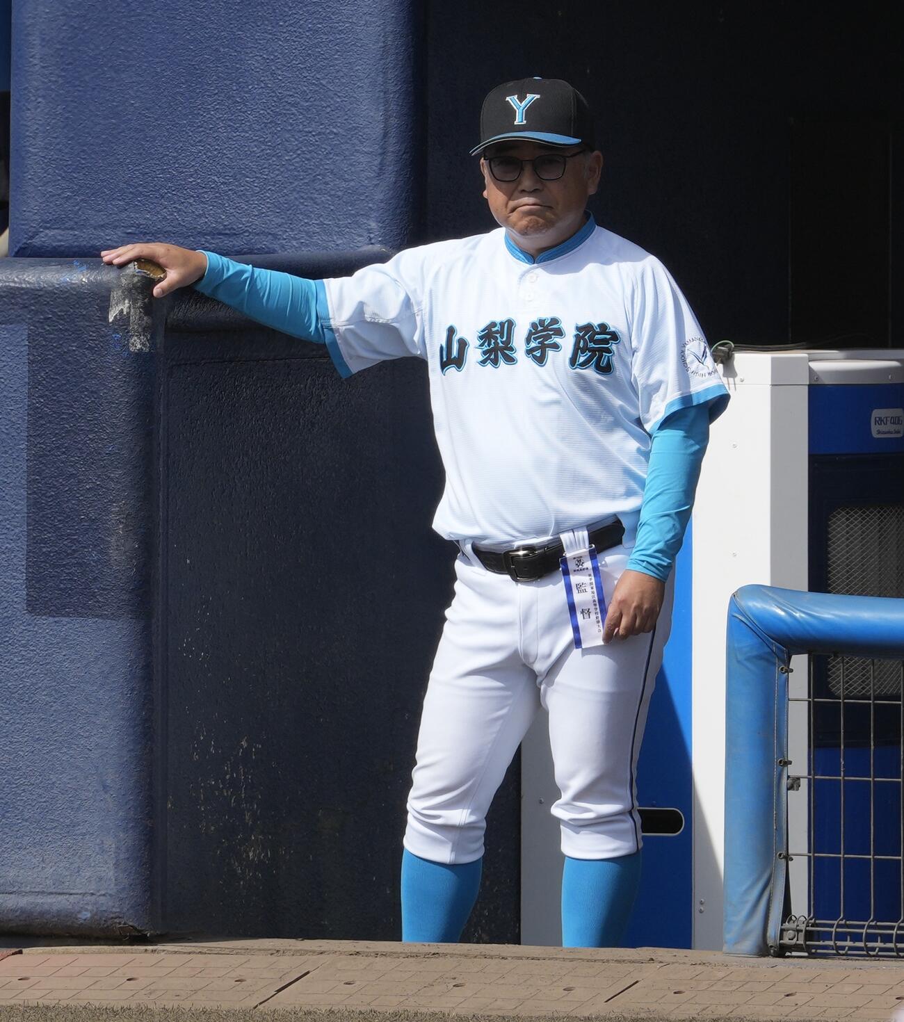 山梨学院対山村学園　戦況を見つめる山梨学院・吉田洸二監督（撮影・小島史椰）