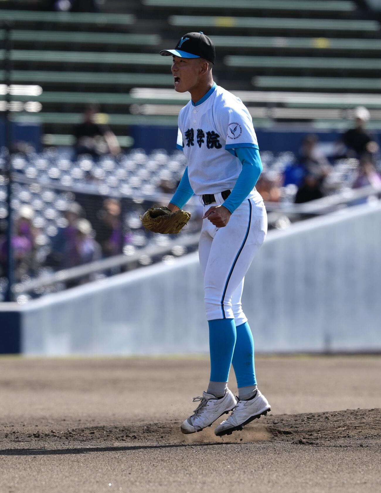 山梨学院対山村学園　6回裏山村学園2死一塁、加藤瑛二から空振り三振を奪いガッツポーズする渡部瑛太（撮影・小島史椰）