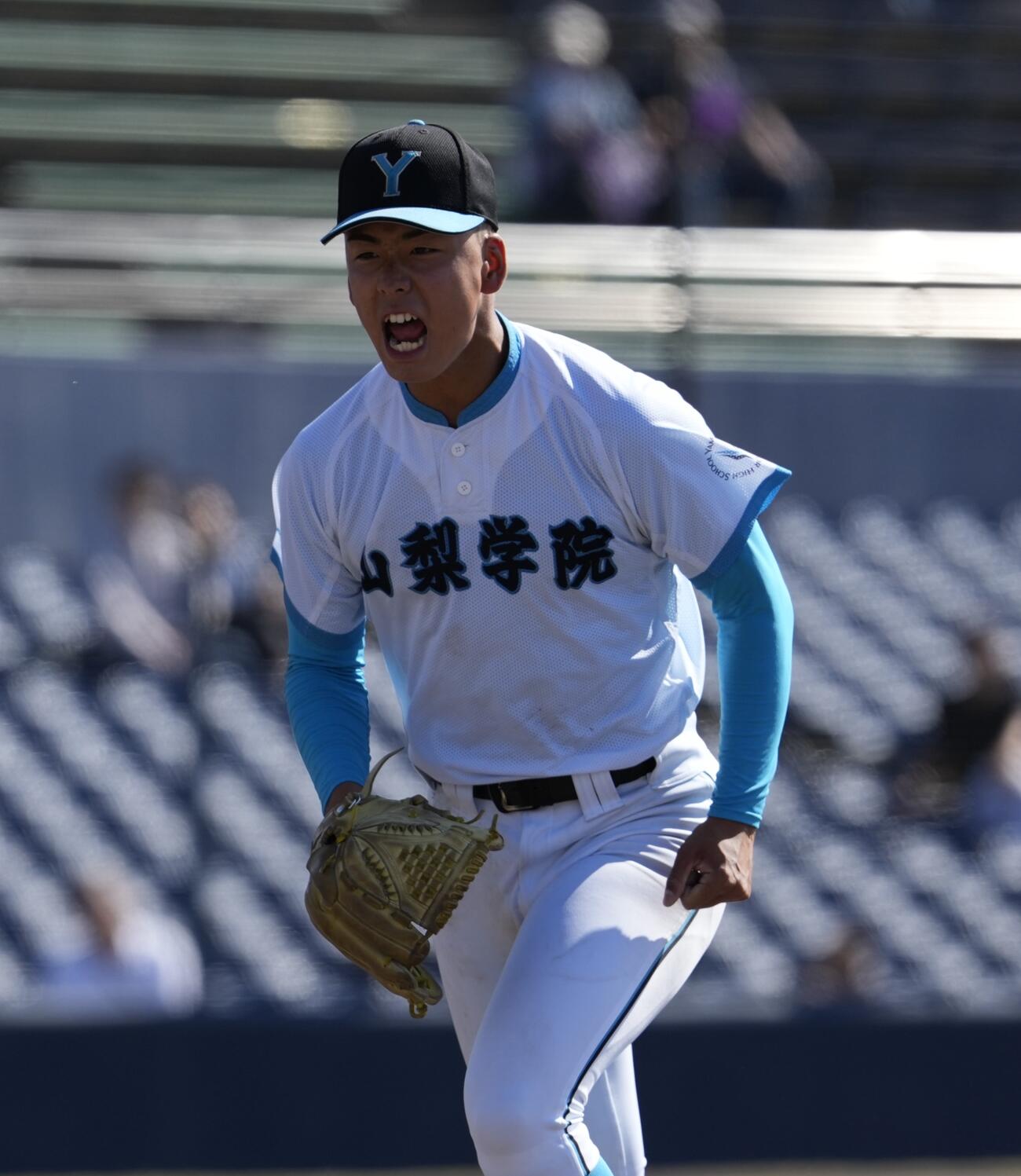 山梨学院対山村学園　7回裏山村学園2死満塁、飯岡一路から三振を奪い雄たけびを上げる渡部瑛太（撮影・小島史椰）