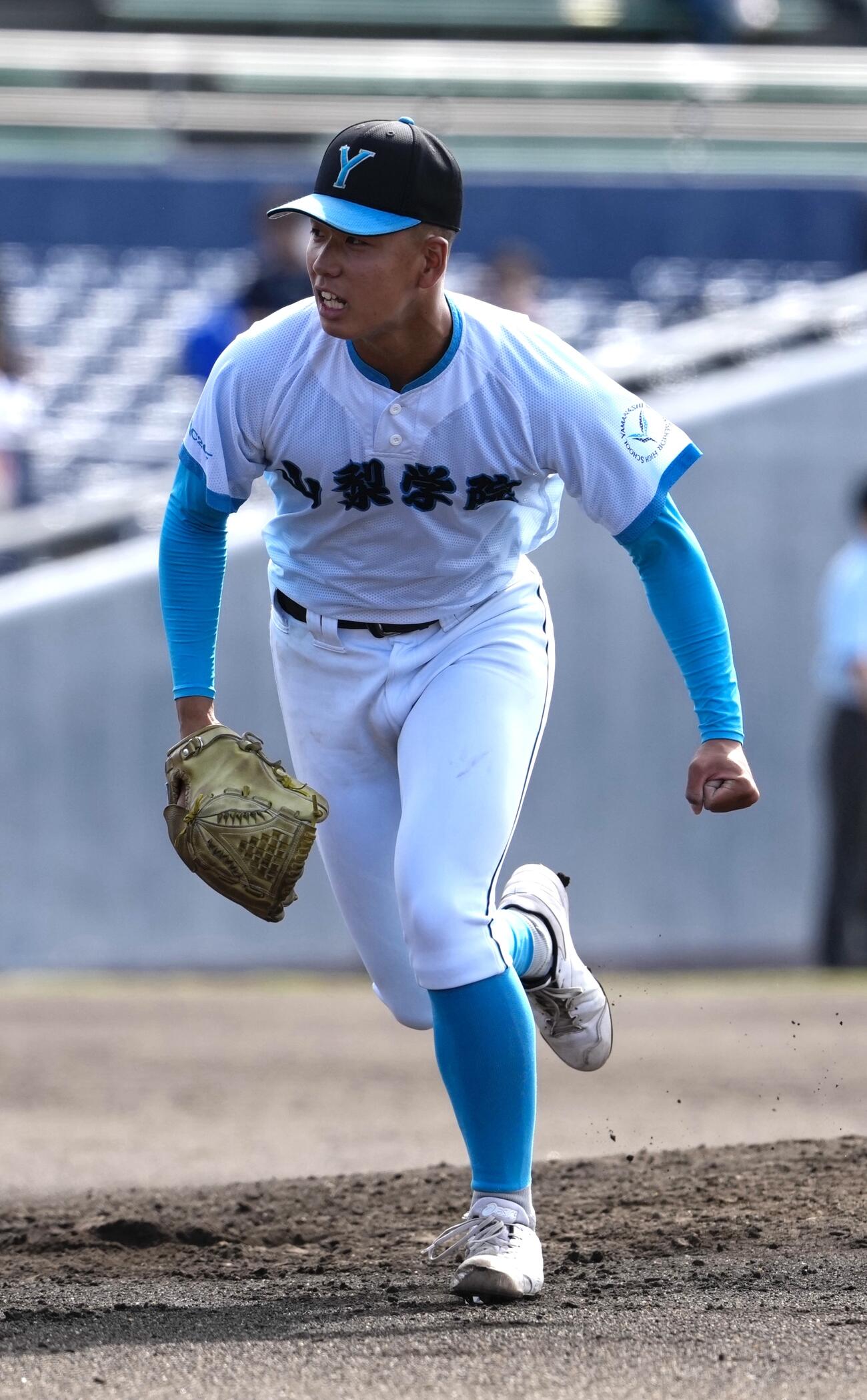 山梨学院対山村学園　2回裏山村学園2死満塁、斉藤永大から空振り三振を奪いガッツポーズする渡部瑛太（撮影・小島史椰）