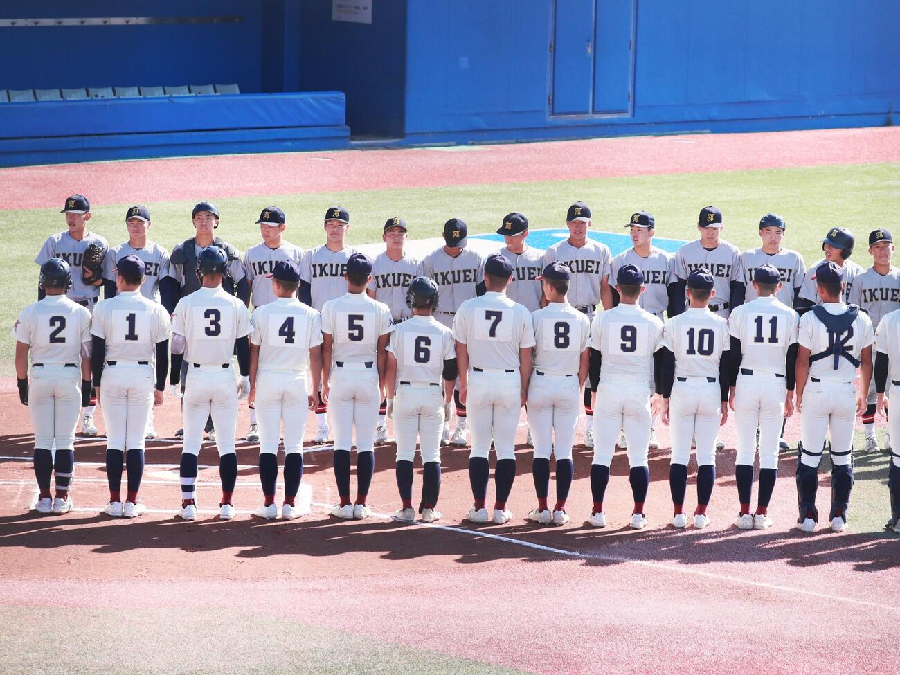 八戸学院光星対仙台育英　試合前にあいさつを交わす仙台育英と八戸学院光星のナインら（撮影・高橋香奈）