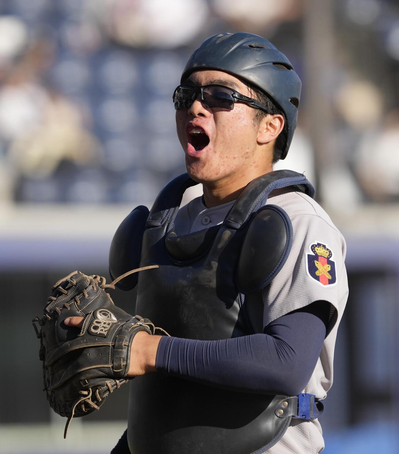 佐野日大対慶応　8回表佐野日大2死一塁、金田遼太郎の二盗を阻止し、ほえる延末遵太（撮影・小島史椰）