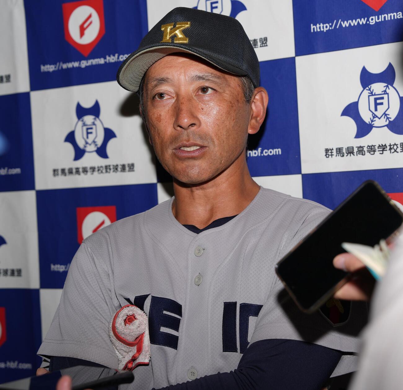 佐野日大対慶応　佐野日大に勝利し、インタビューに応じる慶応・森林貴彦監督（撮影・小島史椰）