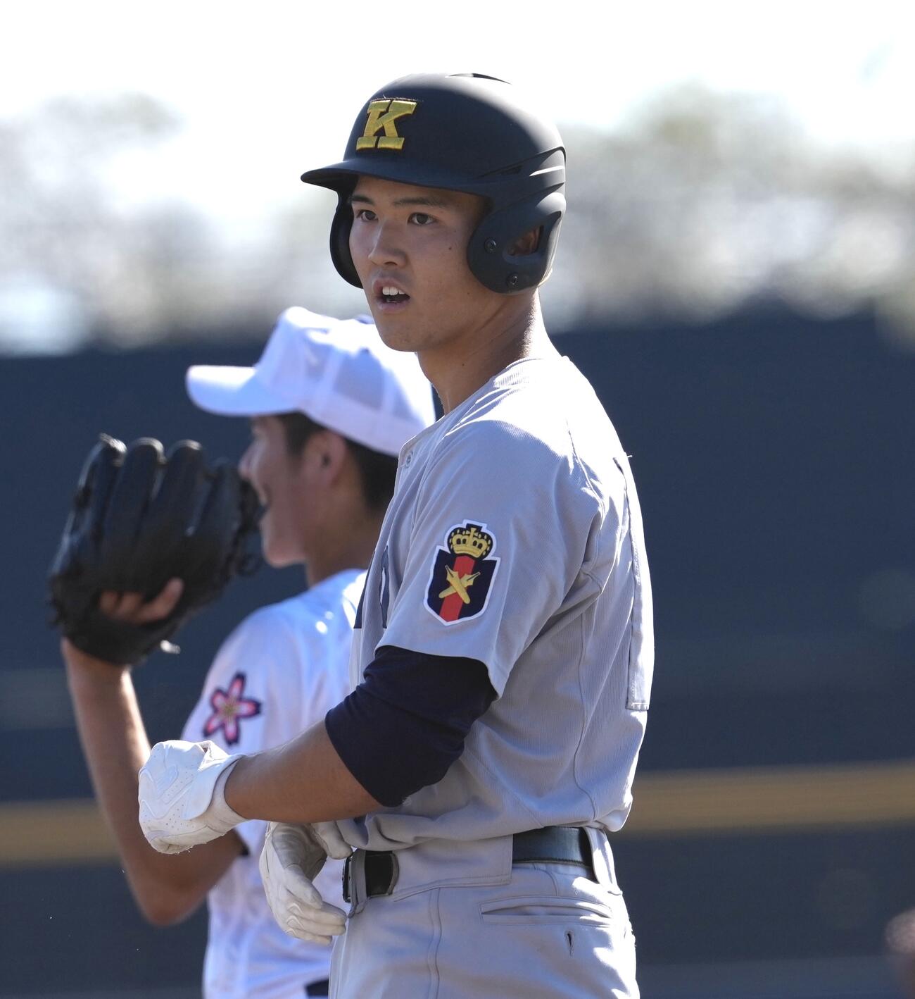 佐野日大対慶応　1回裏慶応1死一、二塁、先制適時打を放ち出塁する東修平（撮影・小島史椰）