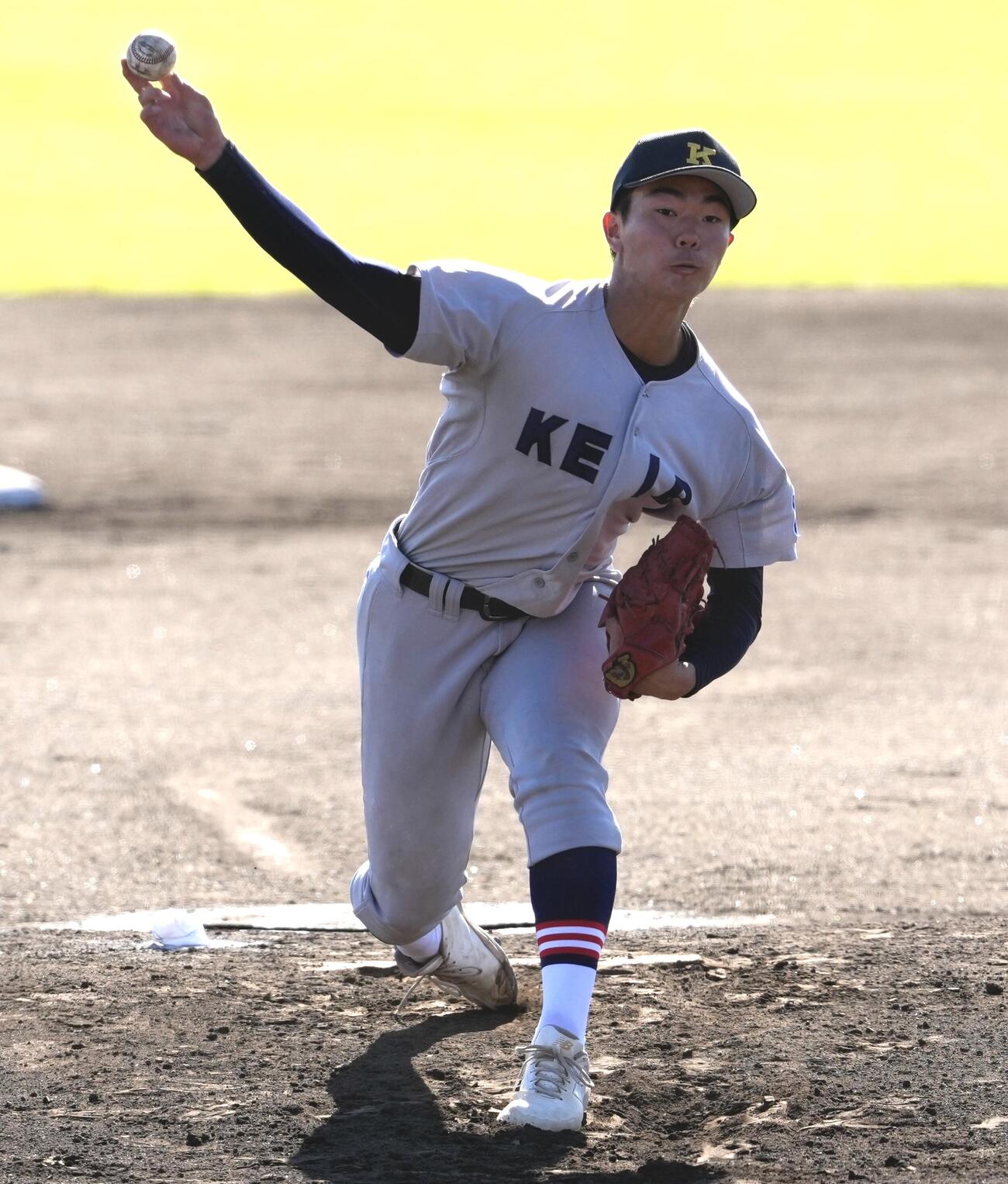 佐野日大対慶応　力投する先発の慶応・湯本琢心（撮影・小島史椰）