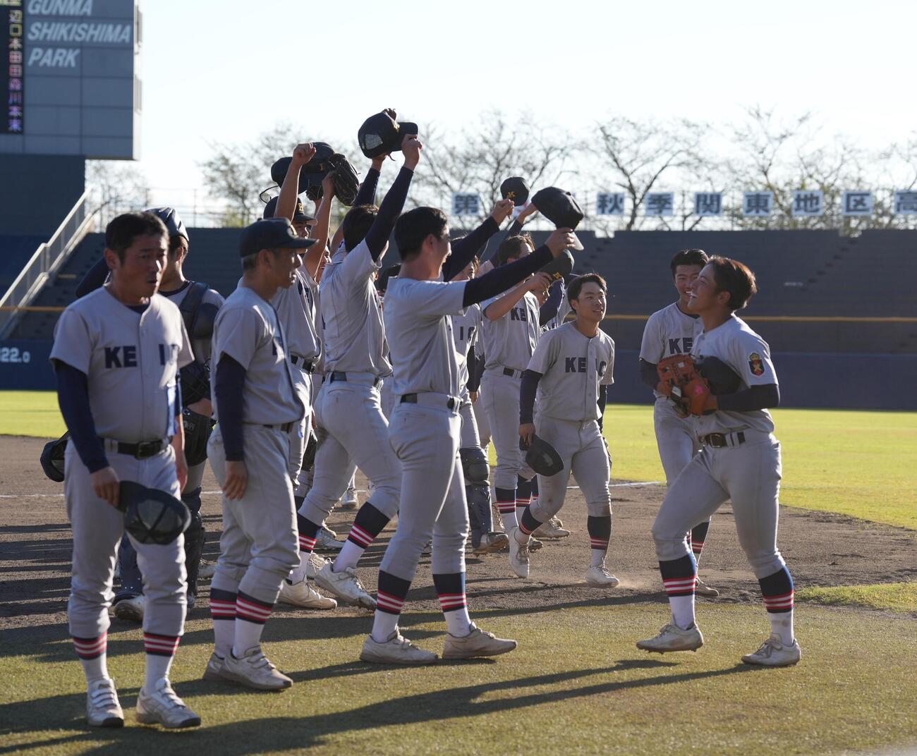佐野日大対慶応　佐野日大に勝利し笑顔を見せる慶応の選手たち（撮影・小島史椰）