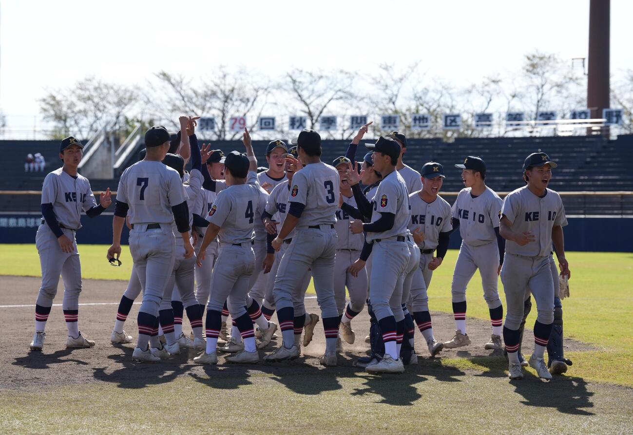 佐野日大対慶応　試合前に円陣を組む慶応の選手たち（撮影・小島史椰）