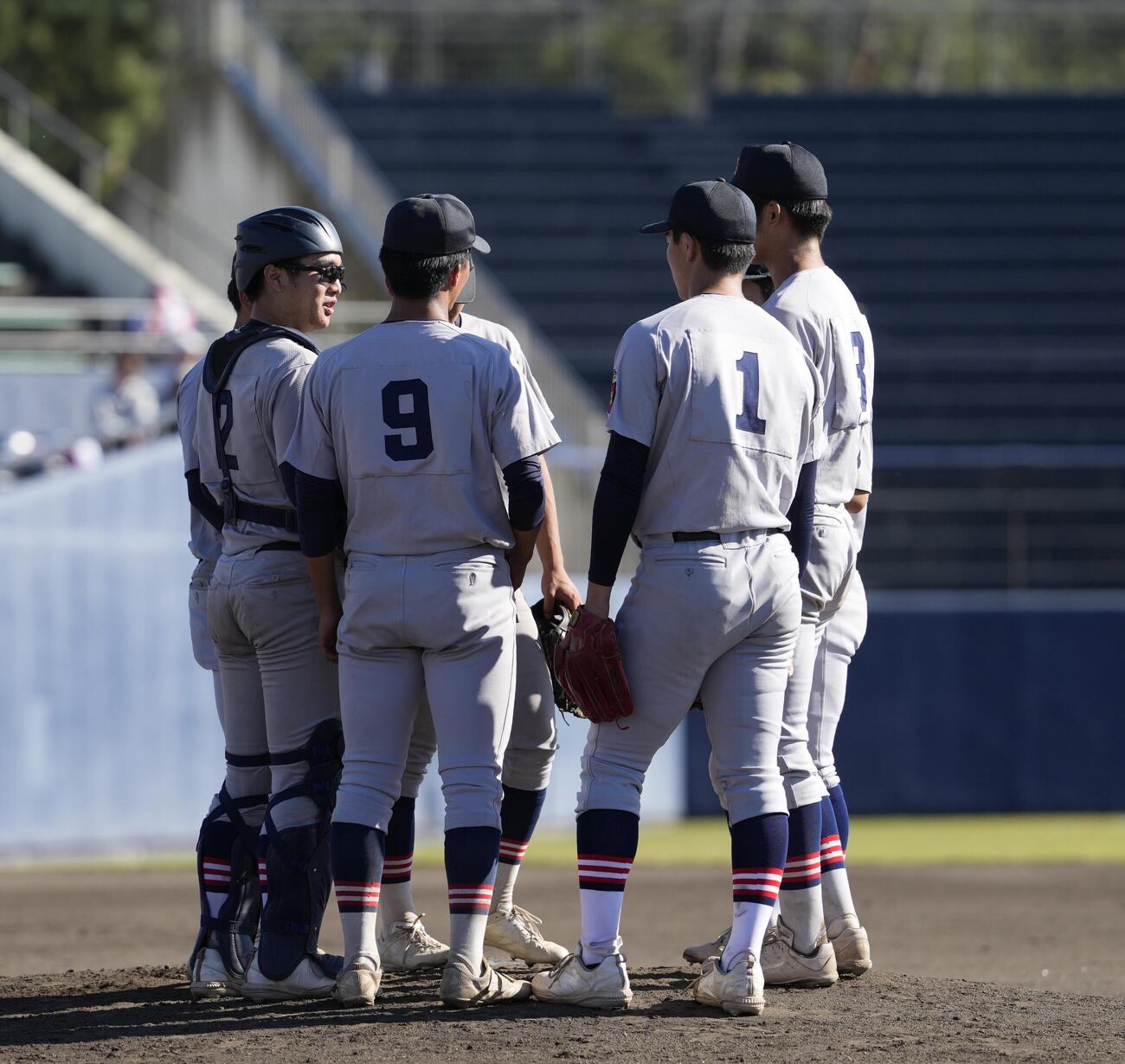 佐野日大対慶応　5回表佐野日大2死一塁、マウンドに集まる慶応ナイン（撮影・小島史椰）