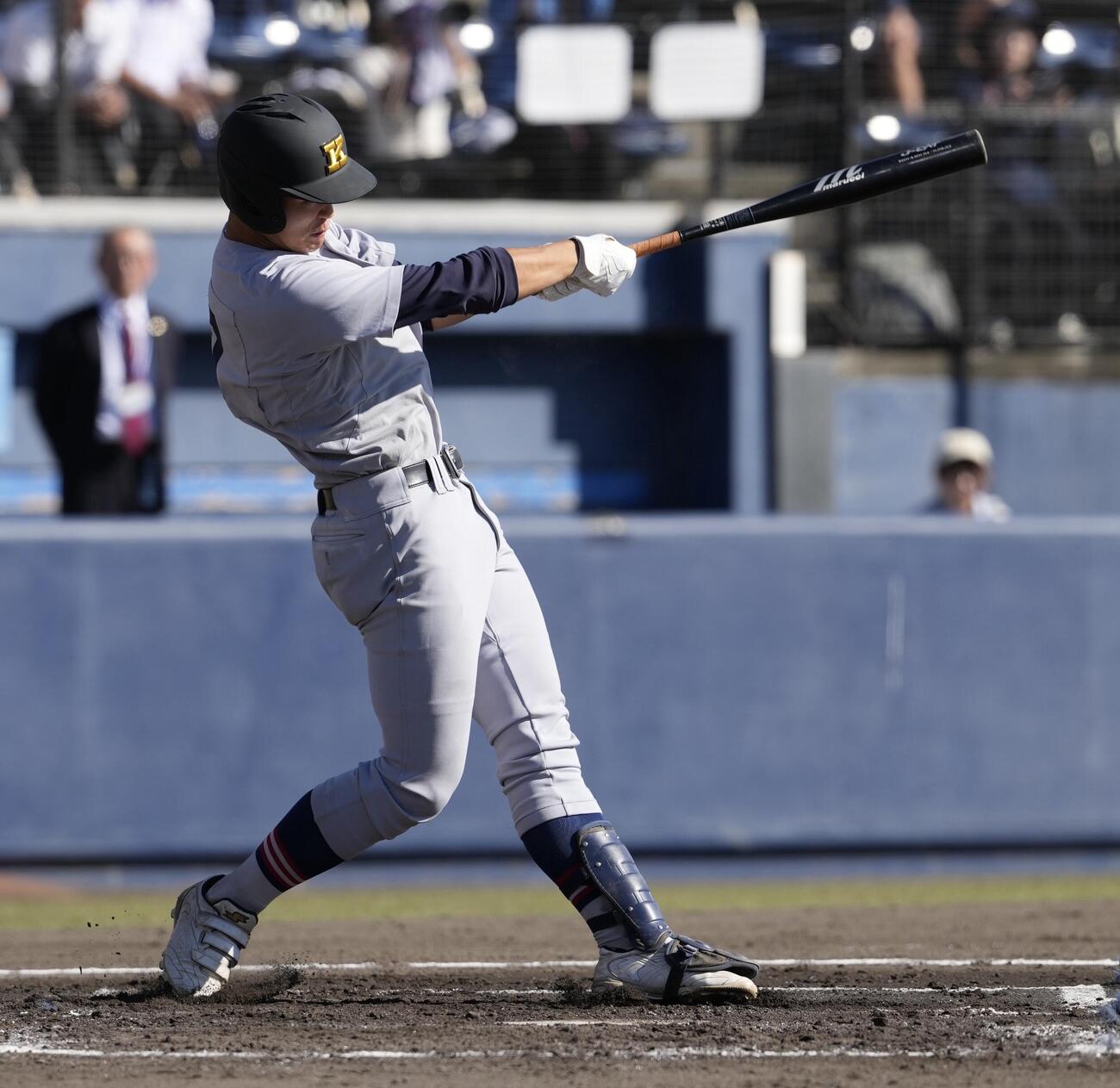 佐野日大対慶応　1回裏慶応1死一、二塁、先制適時打を放つ東修平（撮影・小島史椰）