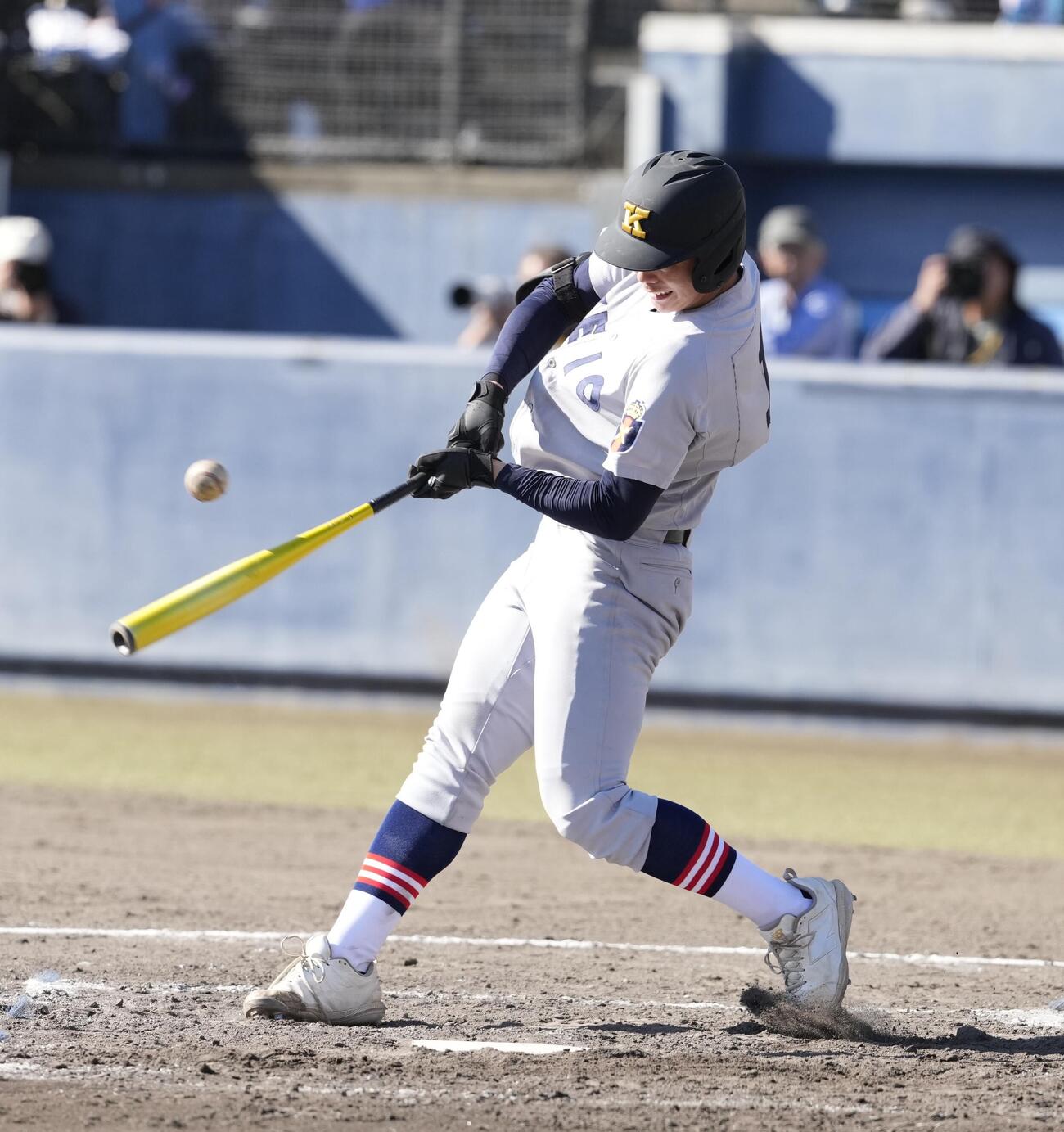 佐野日大対慶応　3回裏慶応無死、内野安打を放つ湯本琢心（撮影・小島史椰）