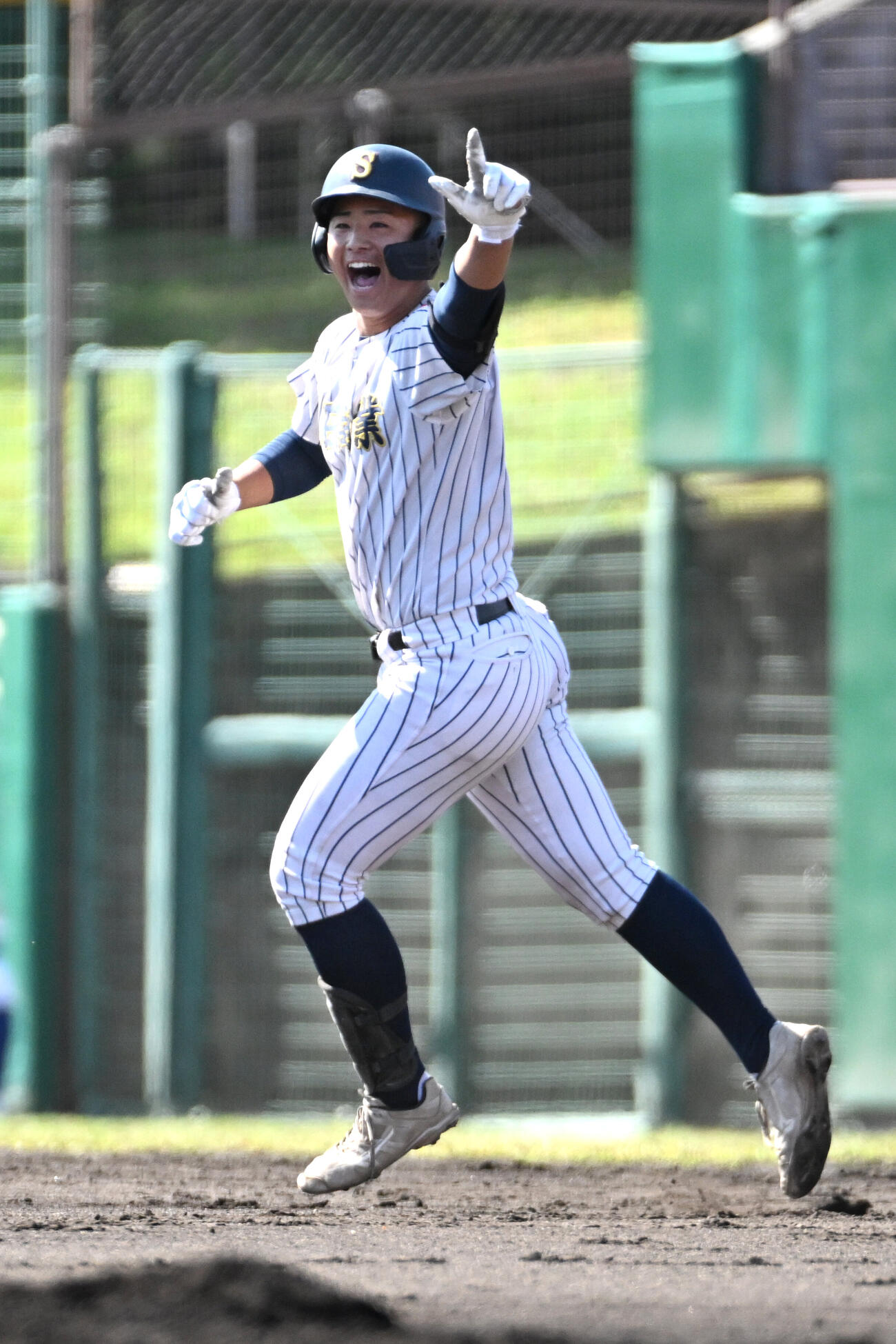 和歌山東対明石商　1回裏明石商　大塚弥は左越え満塁本塁打を放ち、手を上げる（撮影・滝沢美穂子）