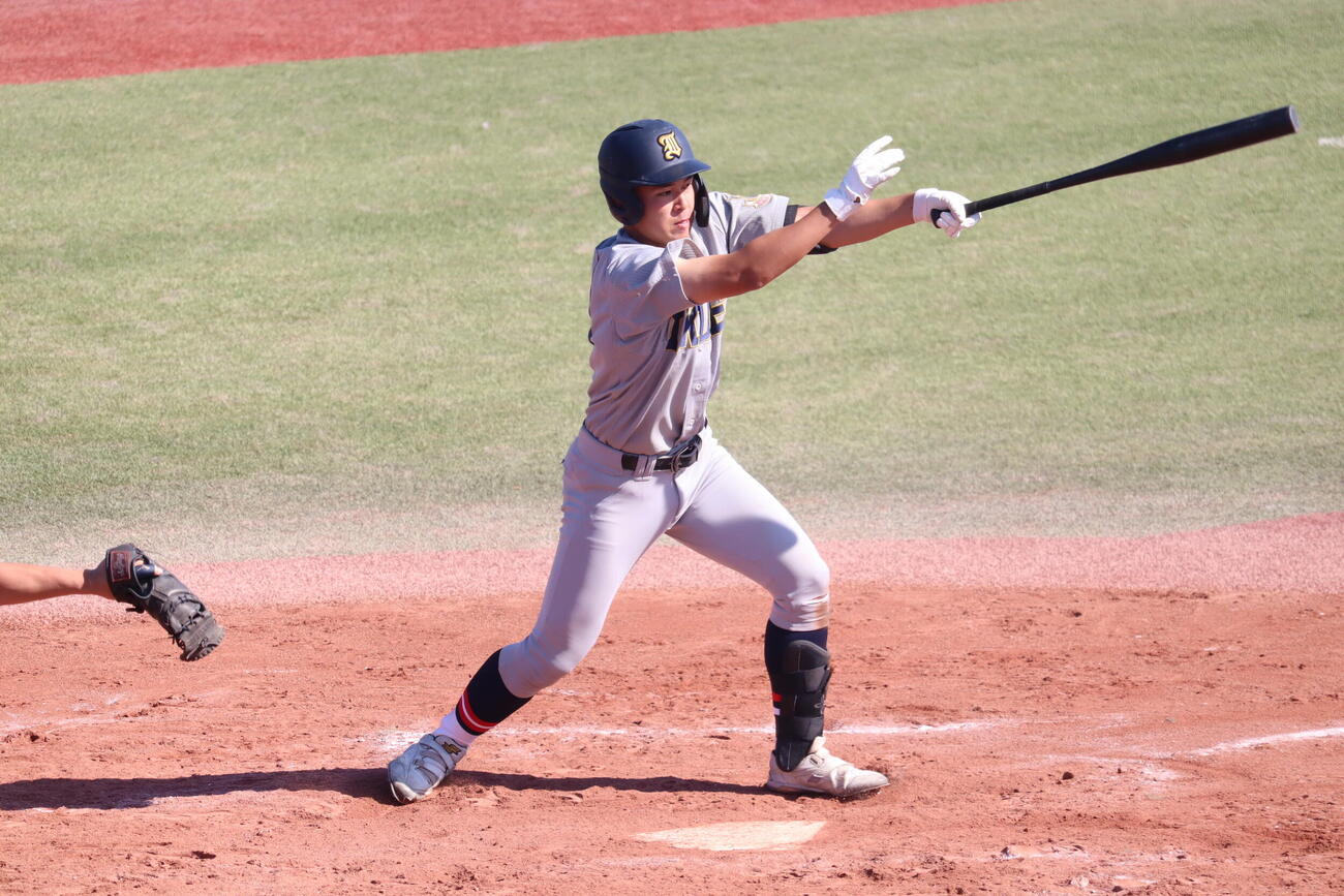 八戸学院光星対仙台育英　8回に一時勝ち越しの中前適時打を放つ仙台育英・小久保颯弥外野手