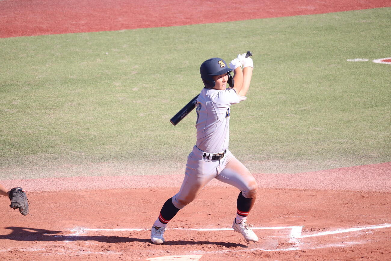 八戸学院光星対仙台育英　延長10回タイブレークで右越えのサヨナラ打を放つ仙台育英・砂涼人内野手