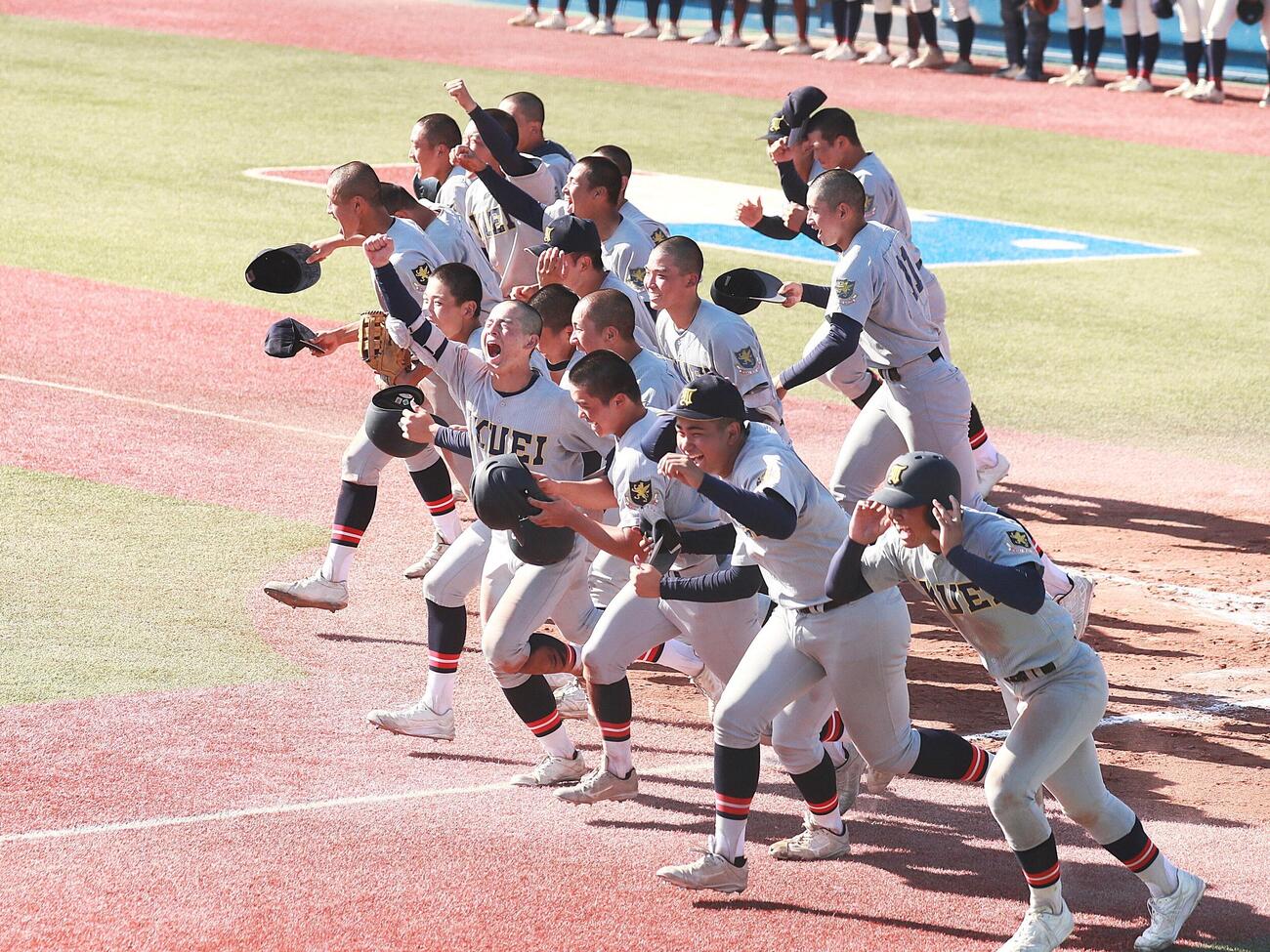 八戸学院光星対仙台育英　逆転サヨナラ勝ちで決勝進出を決め、喜びを爆発させながらスタンドへ駆け出す仙台育英ナイン（撮影・高橋香奈）