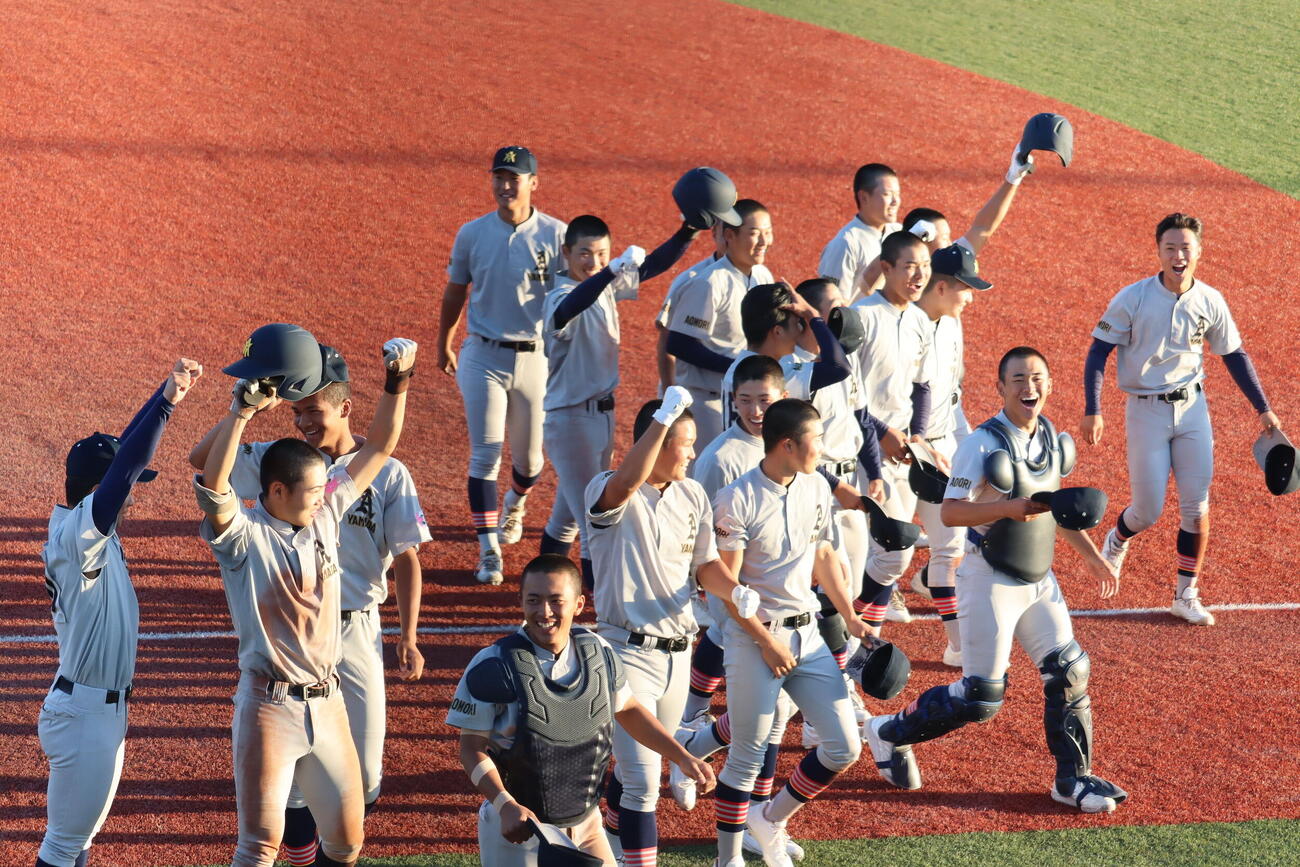 鶴岡東対青森山田　7回、コールドを決める左前適時打を放つ青森山田・工藤仁誠内野手