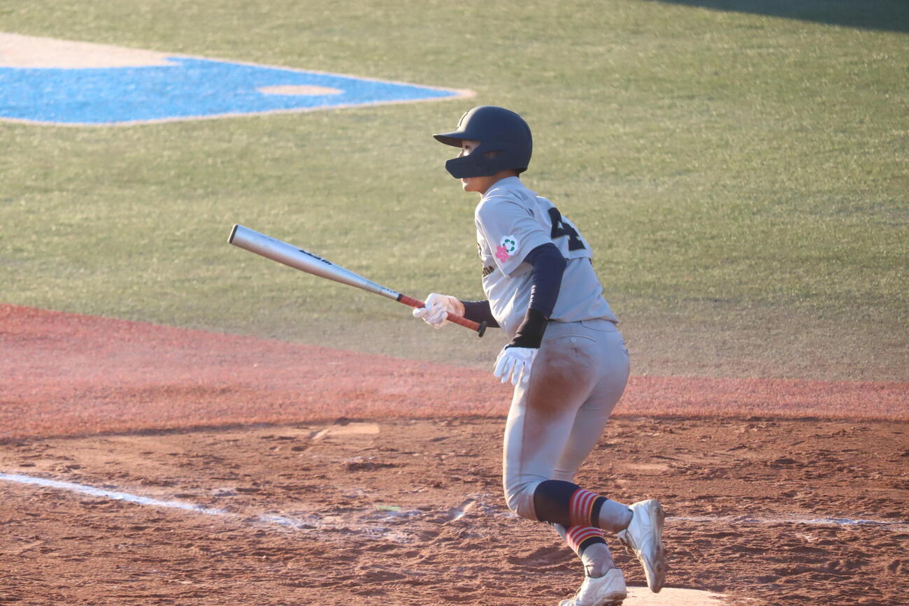 鶴岡東対青森山田　7回、コールドを決める左前適時打を放つ青森山田・工藤仁誠内野手