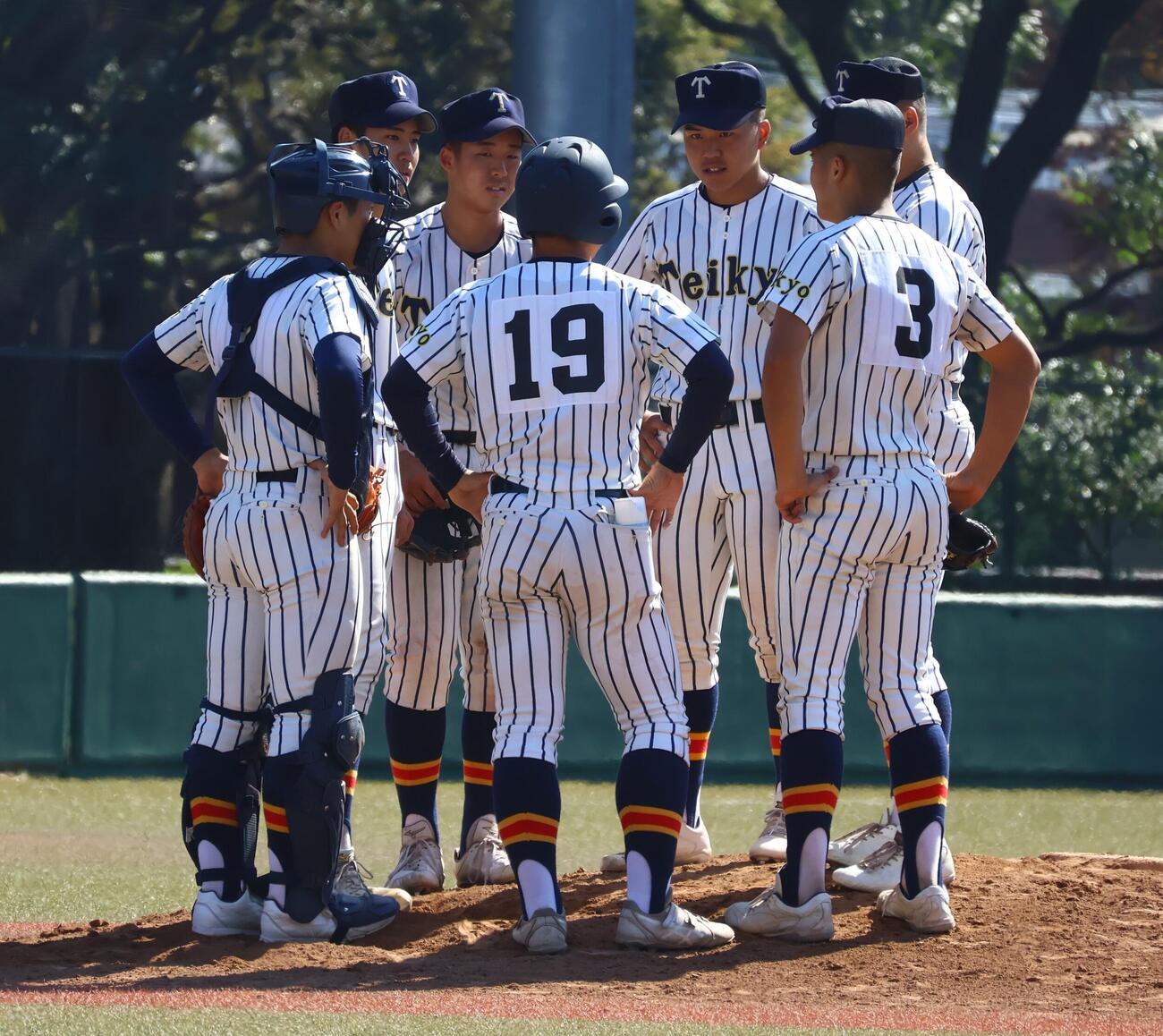 マウンドに集まる帝京ナイン