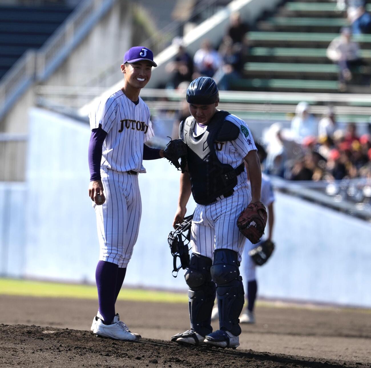 作新学院対樹徳　2回表、笑顔見せる樹徳・佐々木力人（左）と小沼歩夢（撮影・小島史椰）