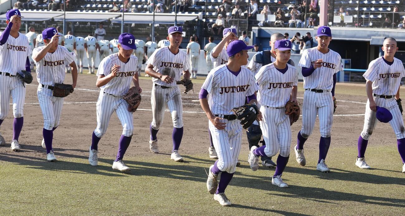 作新学院対樹徳　作新学院に勝利し引き揚げる樹徳の選手たち（撮影・小島史椰）