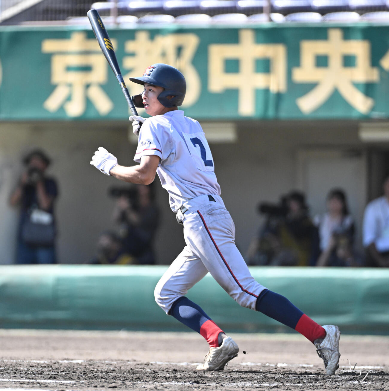東洋大姫路対京都国際　7回裏京都国際、川北健瑠は左前打を放つ（撮影・滝沢美穂子）　