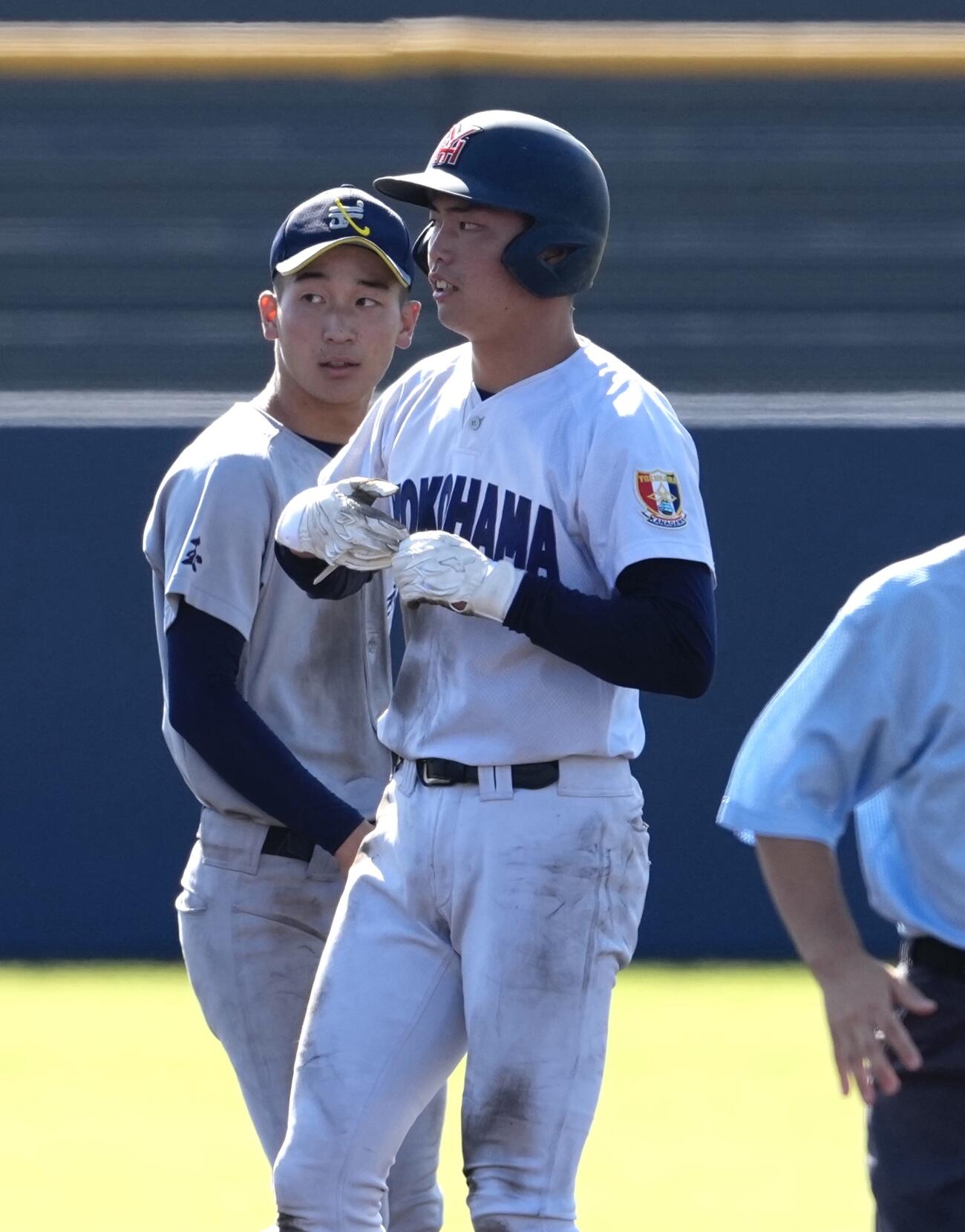 西武台対横浜　1回裏横浜2死二塁、適時二塁打を放ち出塁する川上慧（撮影・小島史椰）