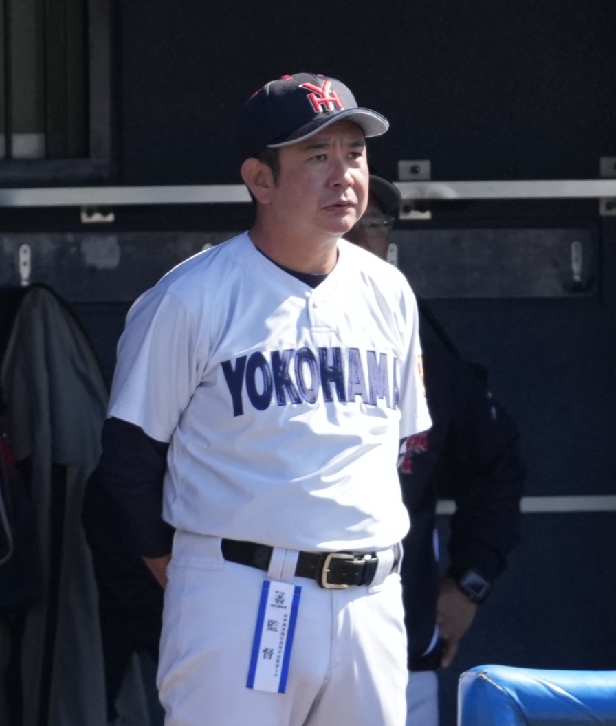 西武台対横浜　戦況を見つめる横浜・村田浩明監督（撮影・小島史椰）