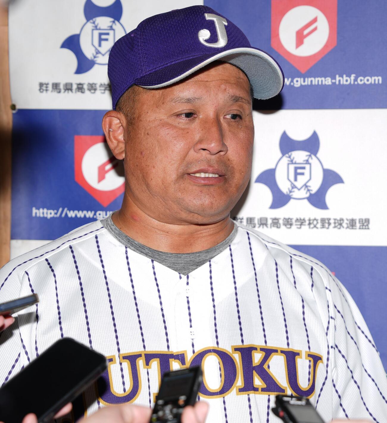 作新学院対樹徳　作新学院に勝利しインタビューに応じる樹徳・井達誠監督（撮影・小島史椰）