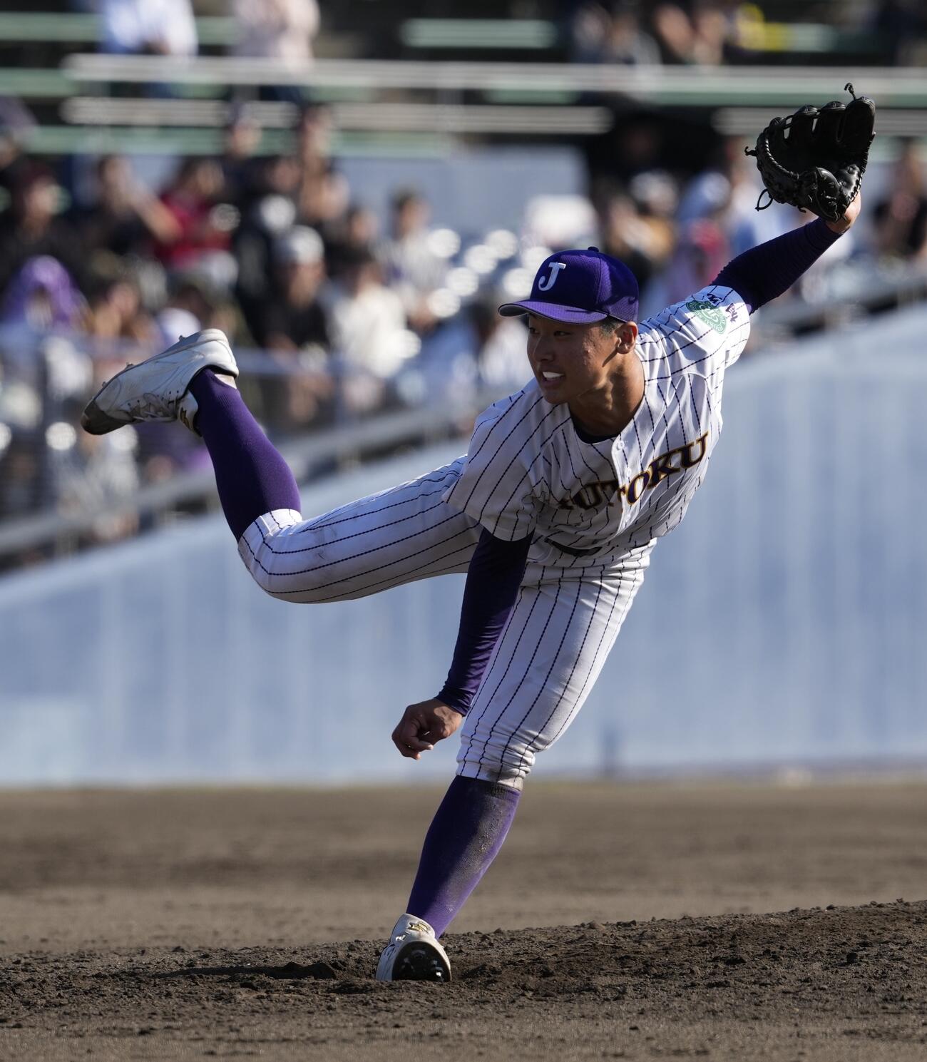 作新学院対樹徳　力投する樹徳先発の佐々木力人（撮影・小島史椰）