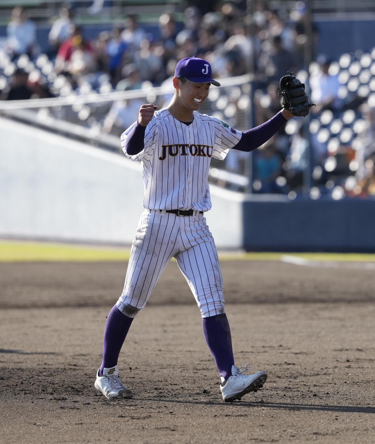 作新学院対樹徳　作新学院に勝利しガッツポーズする樹徳・佐々木力人（撮影・小島史椰）