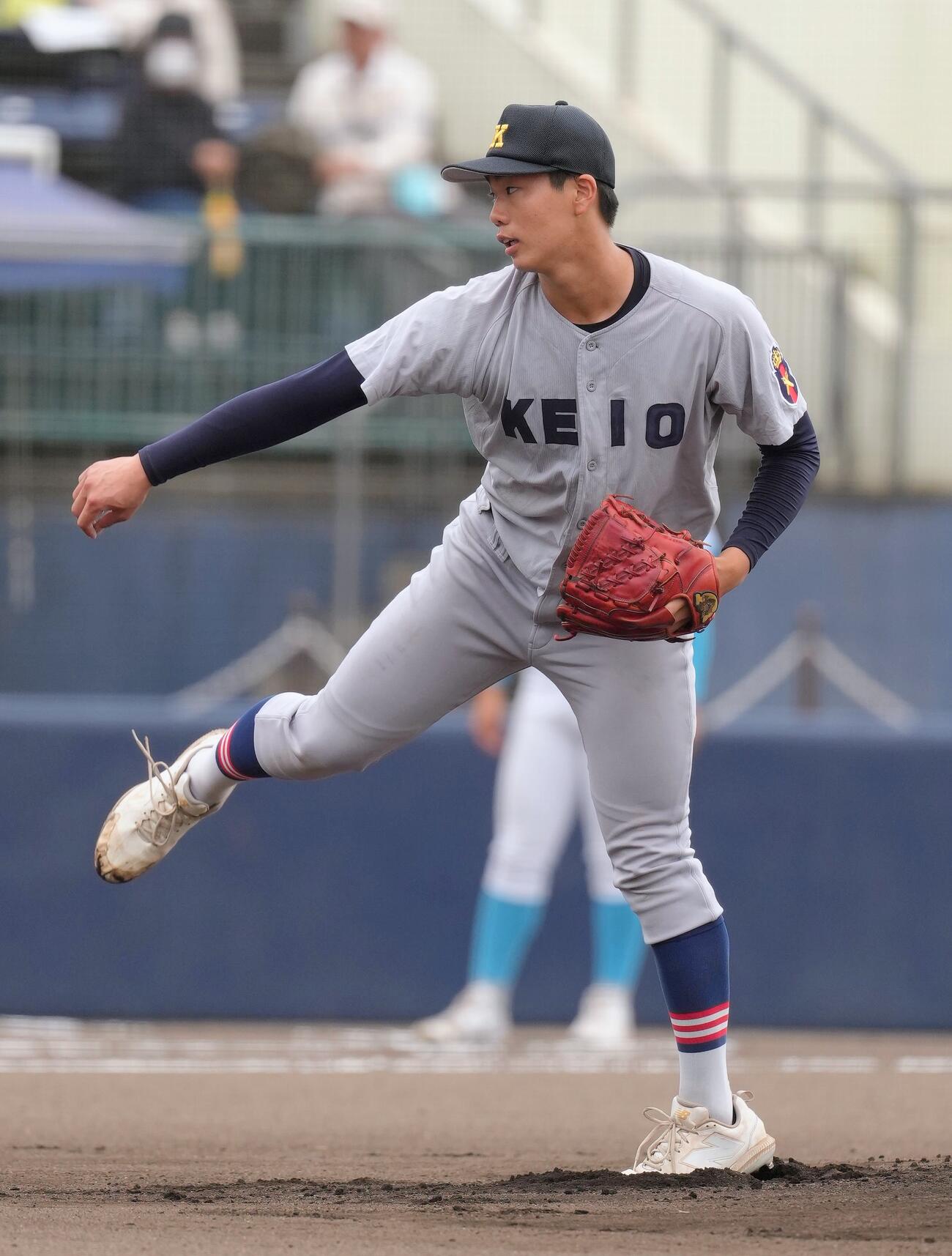 山梨学院対慶応　慶応先発の湯本琢心（撮影・足立雅史）