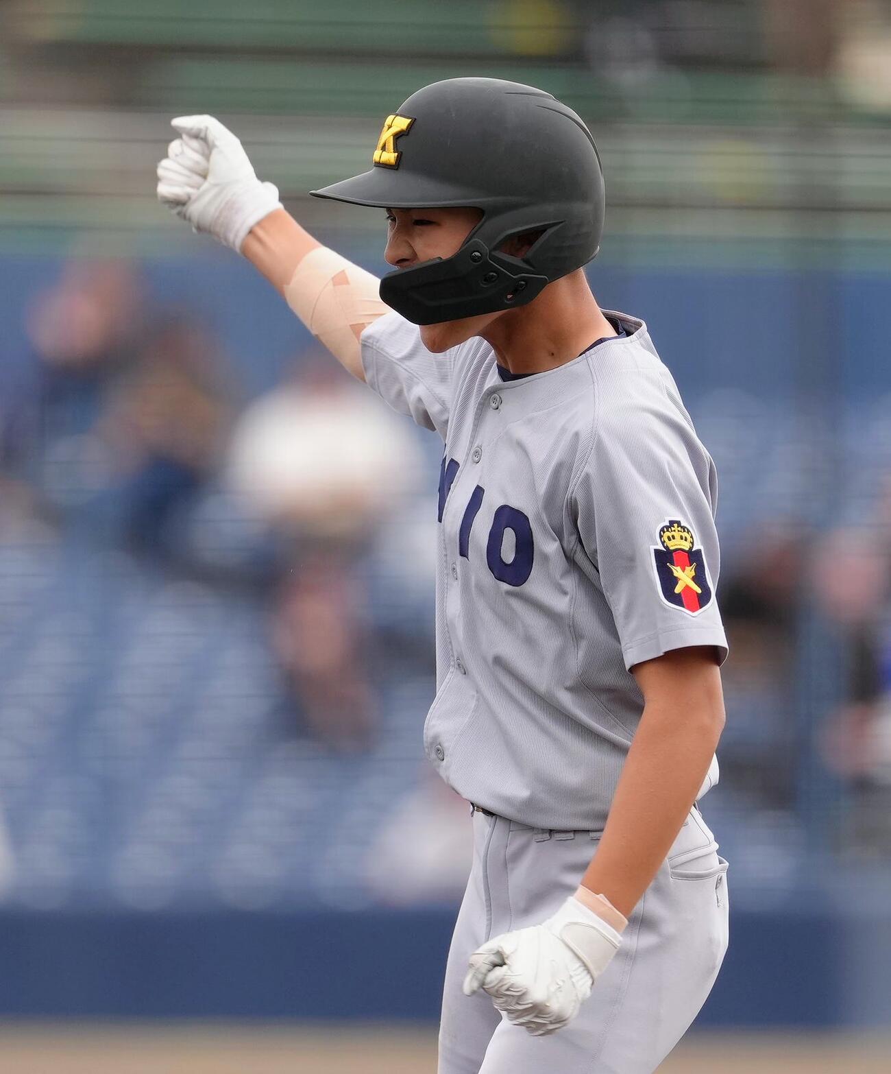 山梨学院対慶応　1回裏慶応2死一、三塁、岡田宗一郎は先制適時打を放ちガッツポーズする（撮影・足立雅史）