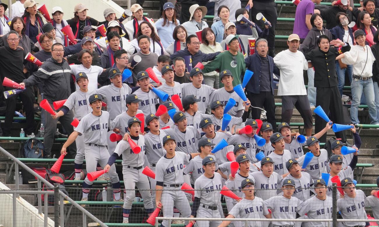 山梨学院対慶応　1回裏慶応2死一、三塁、岡田宗一郎の先制適時打に沸く応援席（撮影・足立雅史）