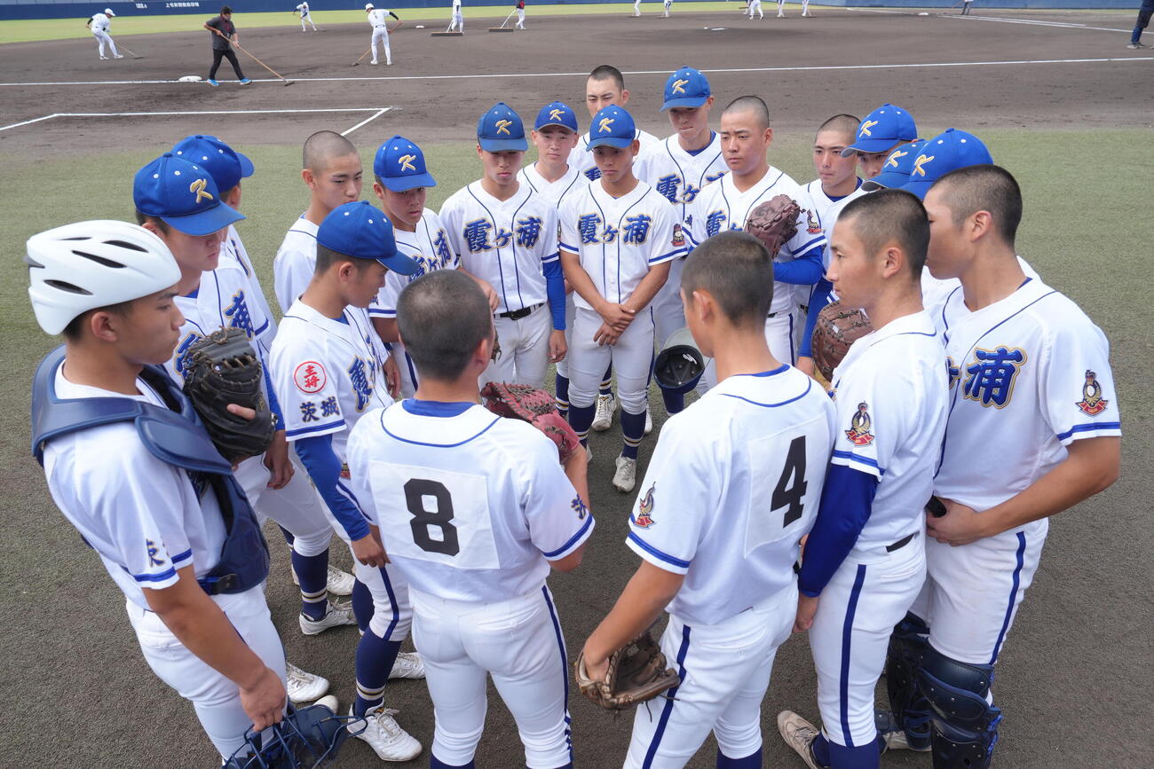 健大高崎対霞ケ浦　試合前、円陣を組む霞ケ浦（撮影・足立雅史）