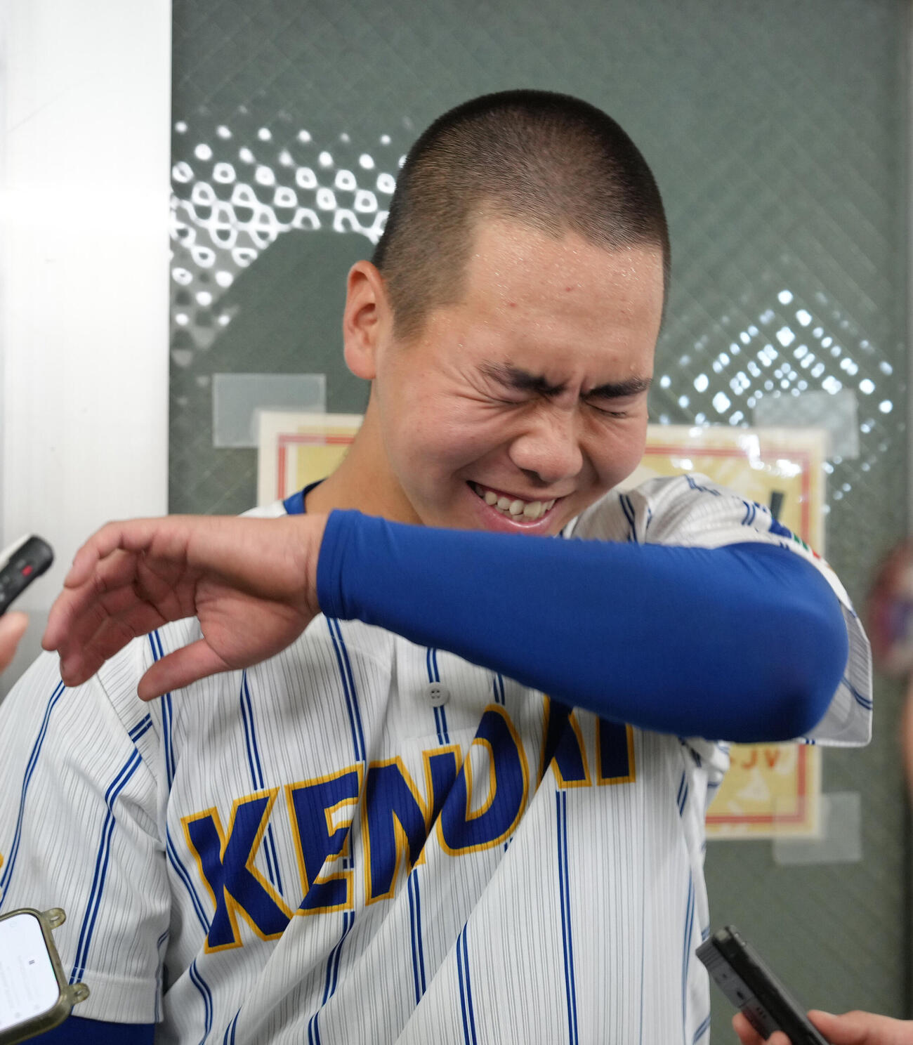健大高崎対霞ケ浦　試合後の取材で「好きなアニメ」について聞かれ、返答に笑顔で悩む健大高崎・石垣聡志（撮影・足立雅史）