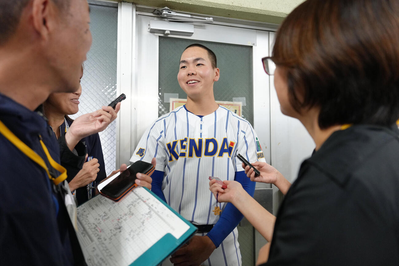 健大高崎対霞ケ浦　ベスト4進出を決め、笑顔で取材に応じる健大高崎・石垣聡志（撮影・足立雅史）