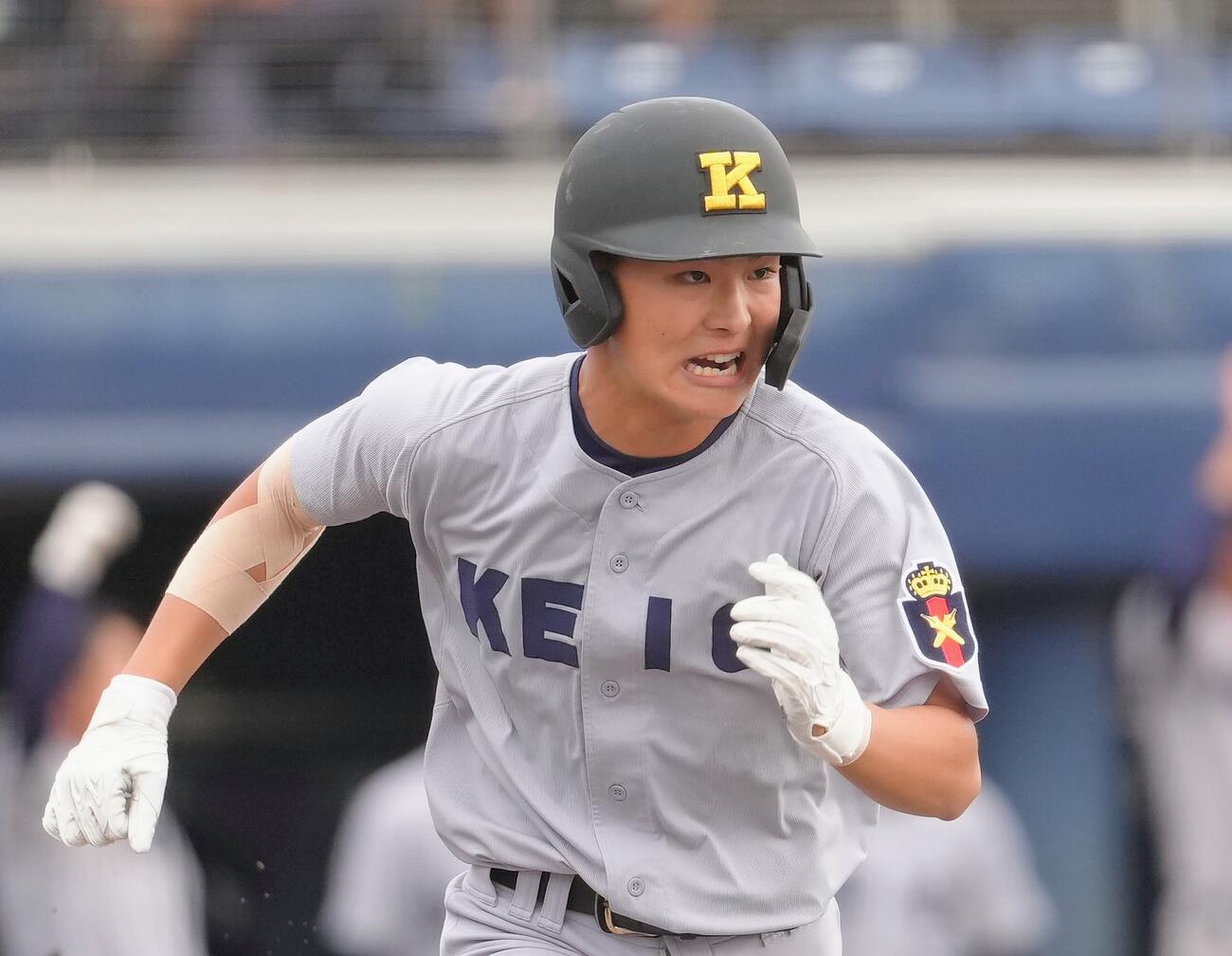山梨学院対慶応　1回裏慶応2死一、三塁、岡田宗一郎は先制適時打を放つ（撮影・足立雅史）