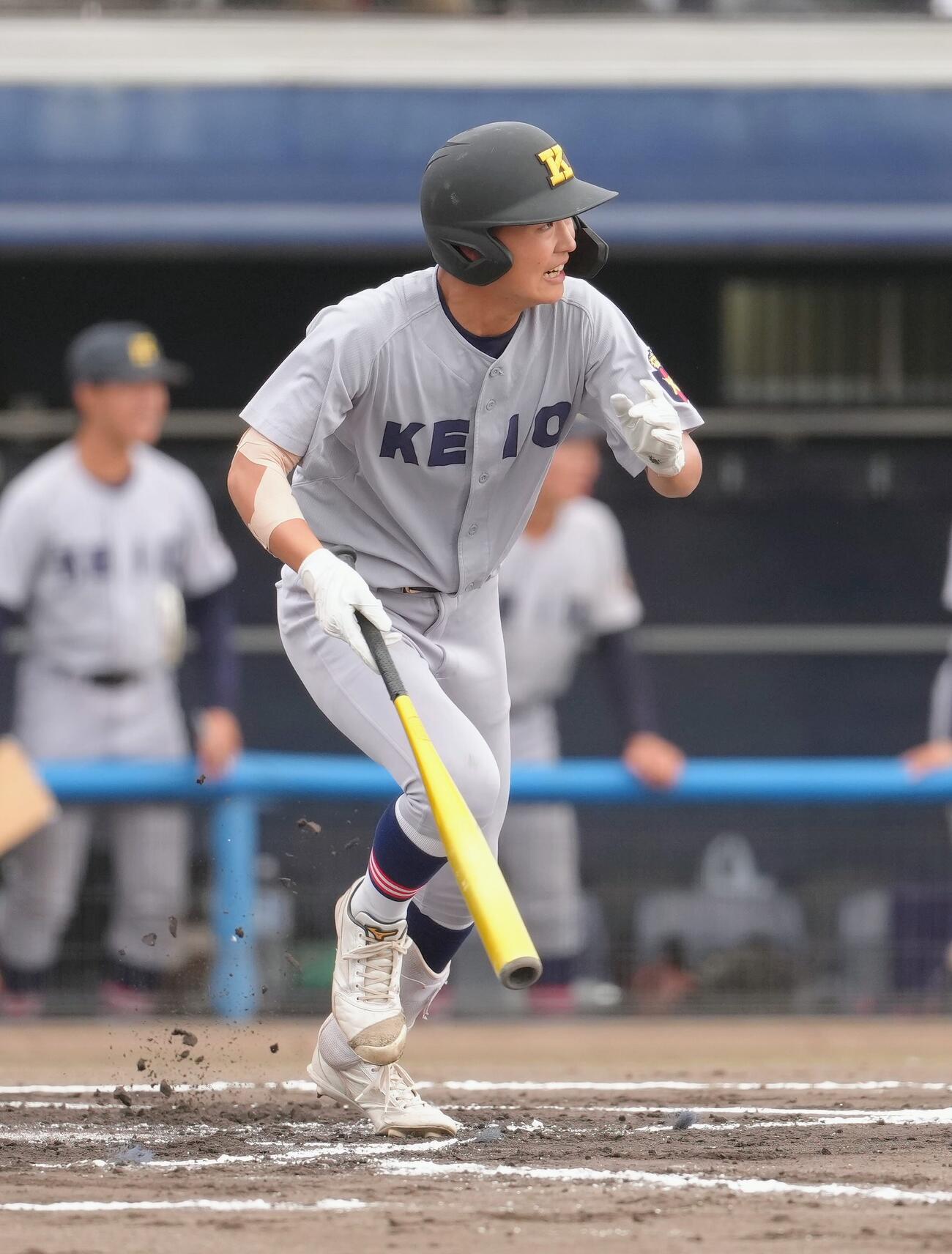 山梨学院対慶応　1回裏慶応2死一、三塁、岡田宗一郎は先制適時打を放つ（撮影・足立雅史）