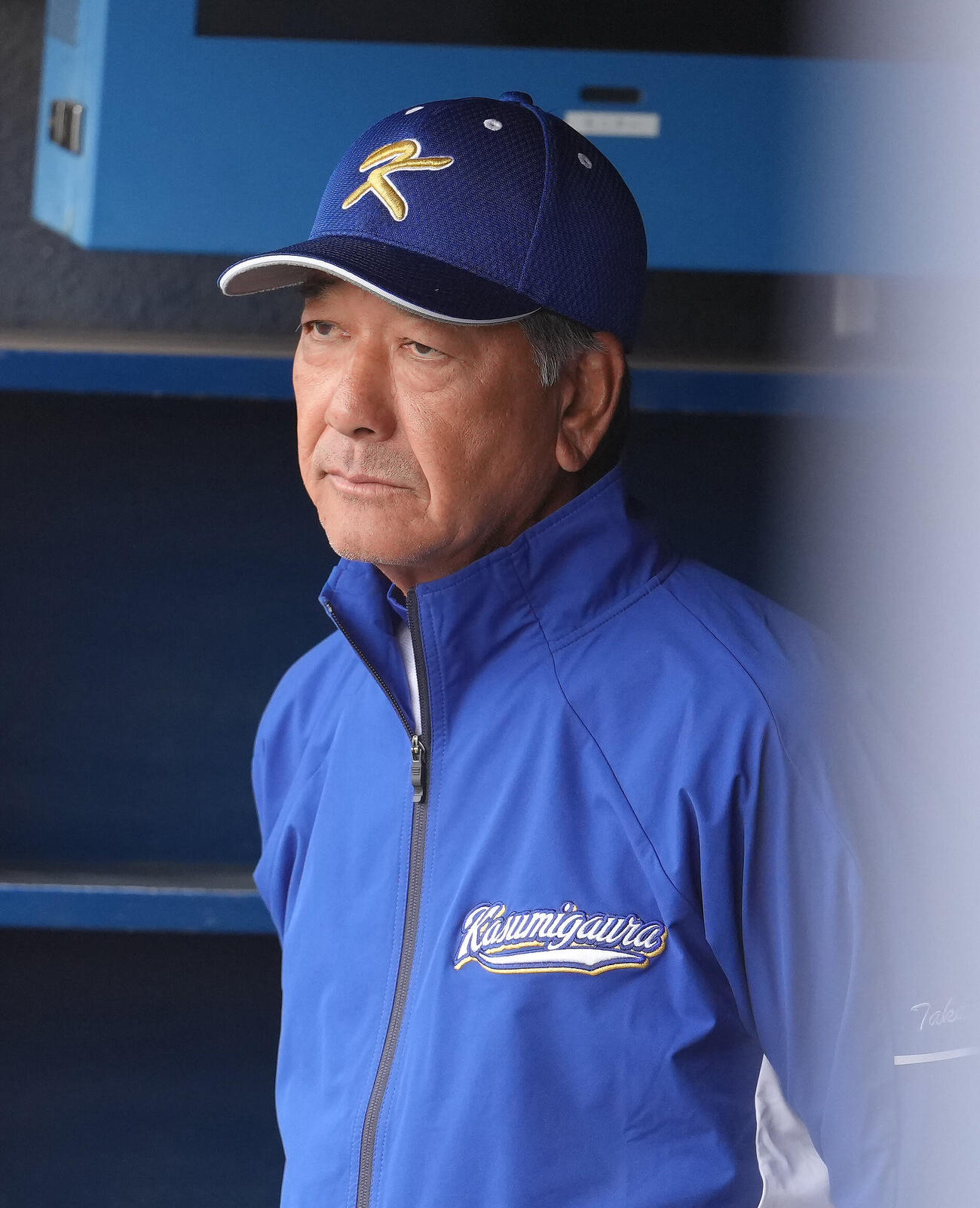 健大高崎対霞ケ浦　戦況を見つめる霞ケ浦・高橋祐二監督（撮影・足立雅史）