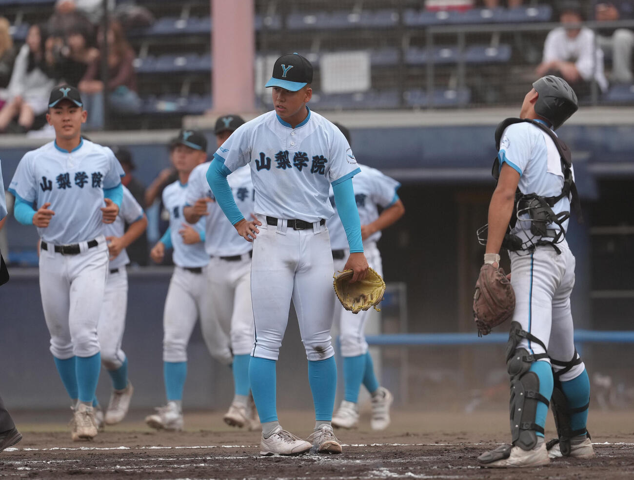 山梨学院対慶応　タイブレークの10回裏慶応1死、1死二塁、矢口翔大にサヨナラ適時打を浴びがっくりとする渡部瑛太（中央）（撮影・足立雅史）