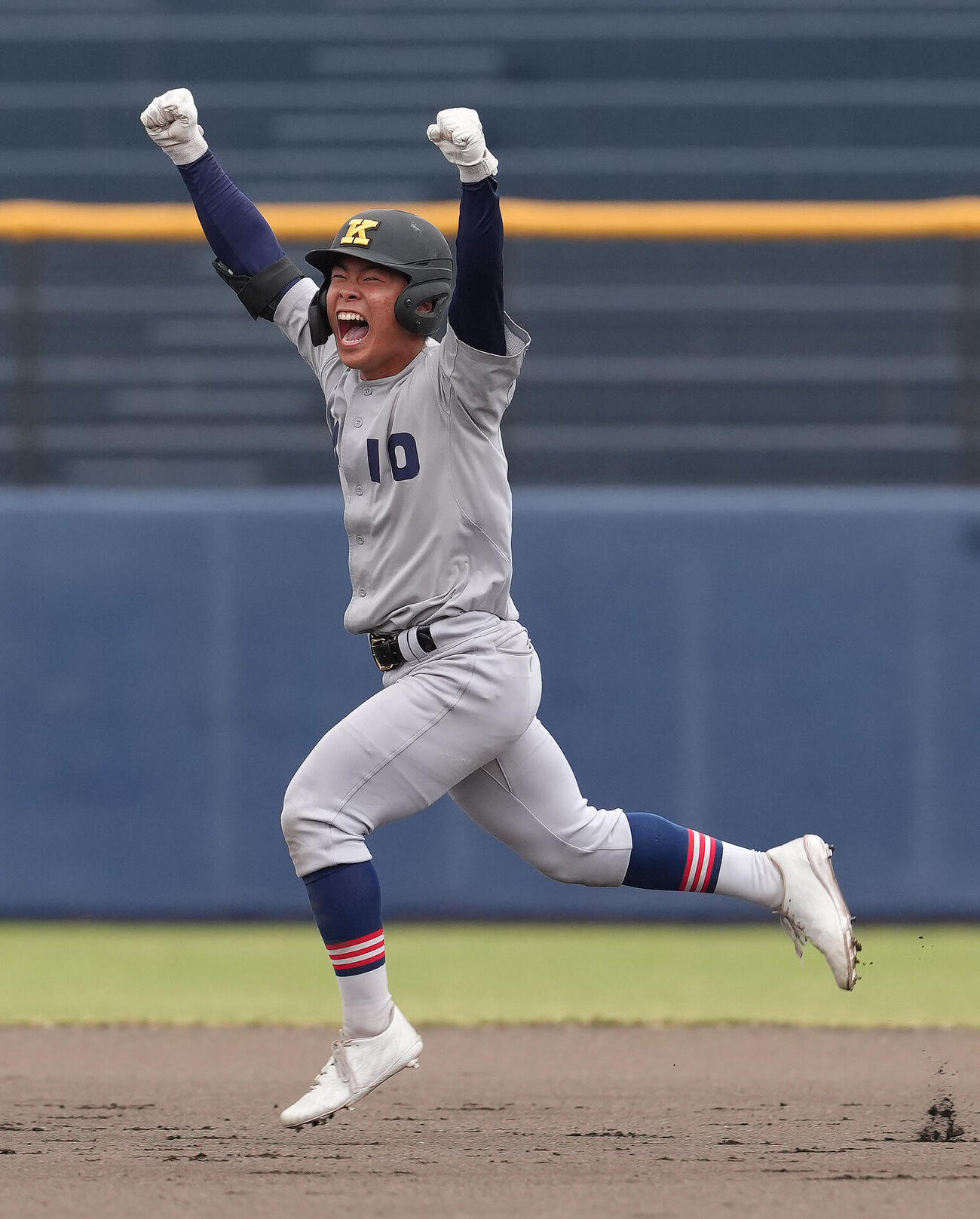 山梨学院対慶応　タイブレークの10回裏慶応1死、1死二塁、矢口翔大はサヨナラ適時打を放ち歓喜する（撮影・足立雅史）