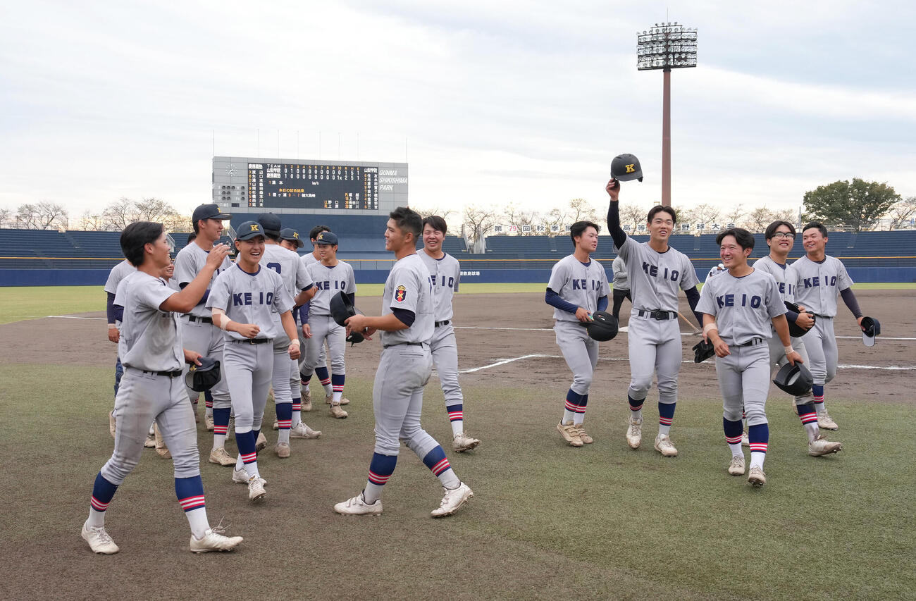 山梨学院対慶応　ベスト4進出を決め喜ぶ慶応の選手ら（撮影・足立雅史）